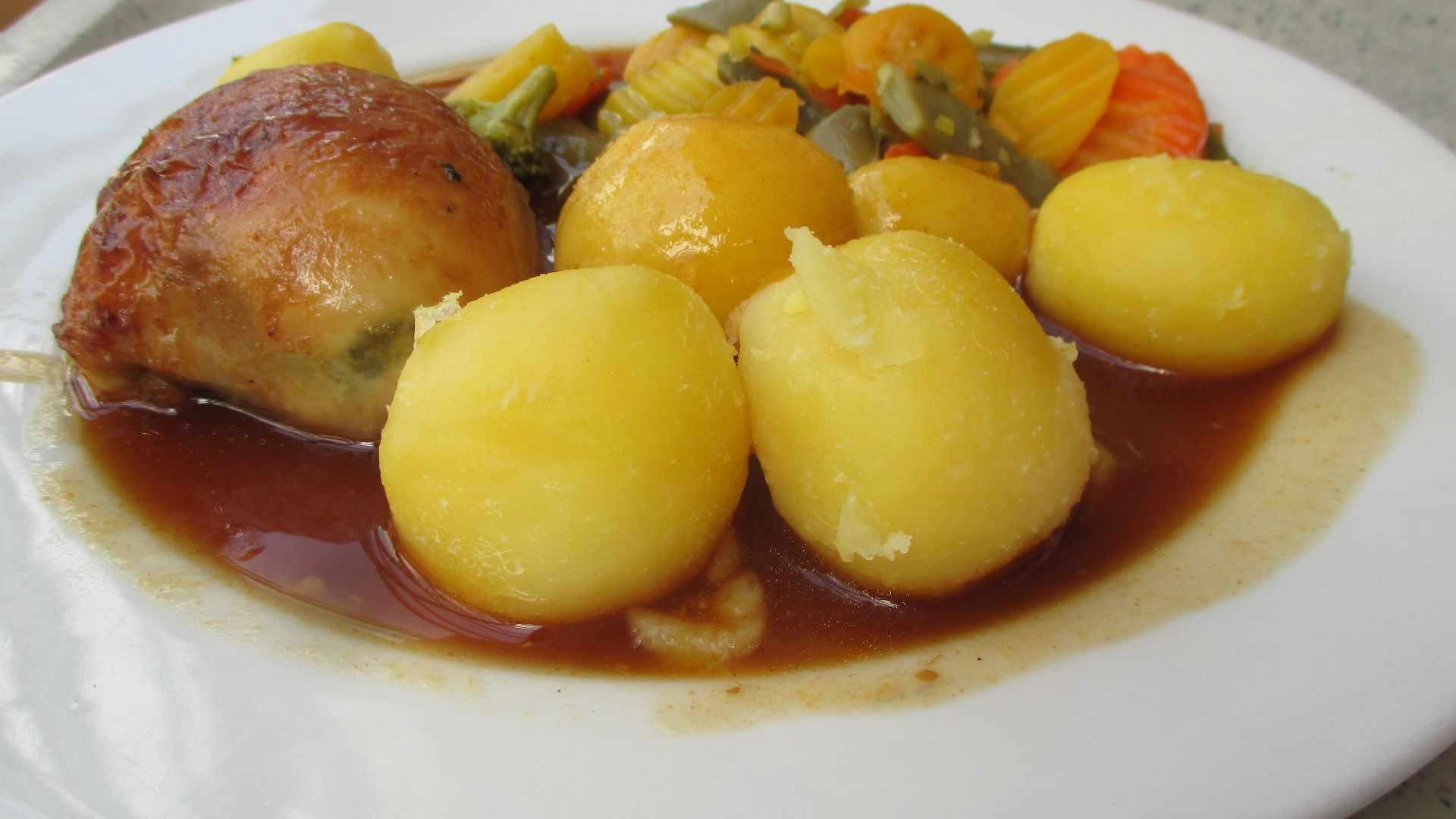 File:Testicles - Bullenhoden - mit Gemüse und Salzkartoffeln - in Soße - Bild 001.jpg