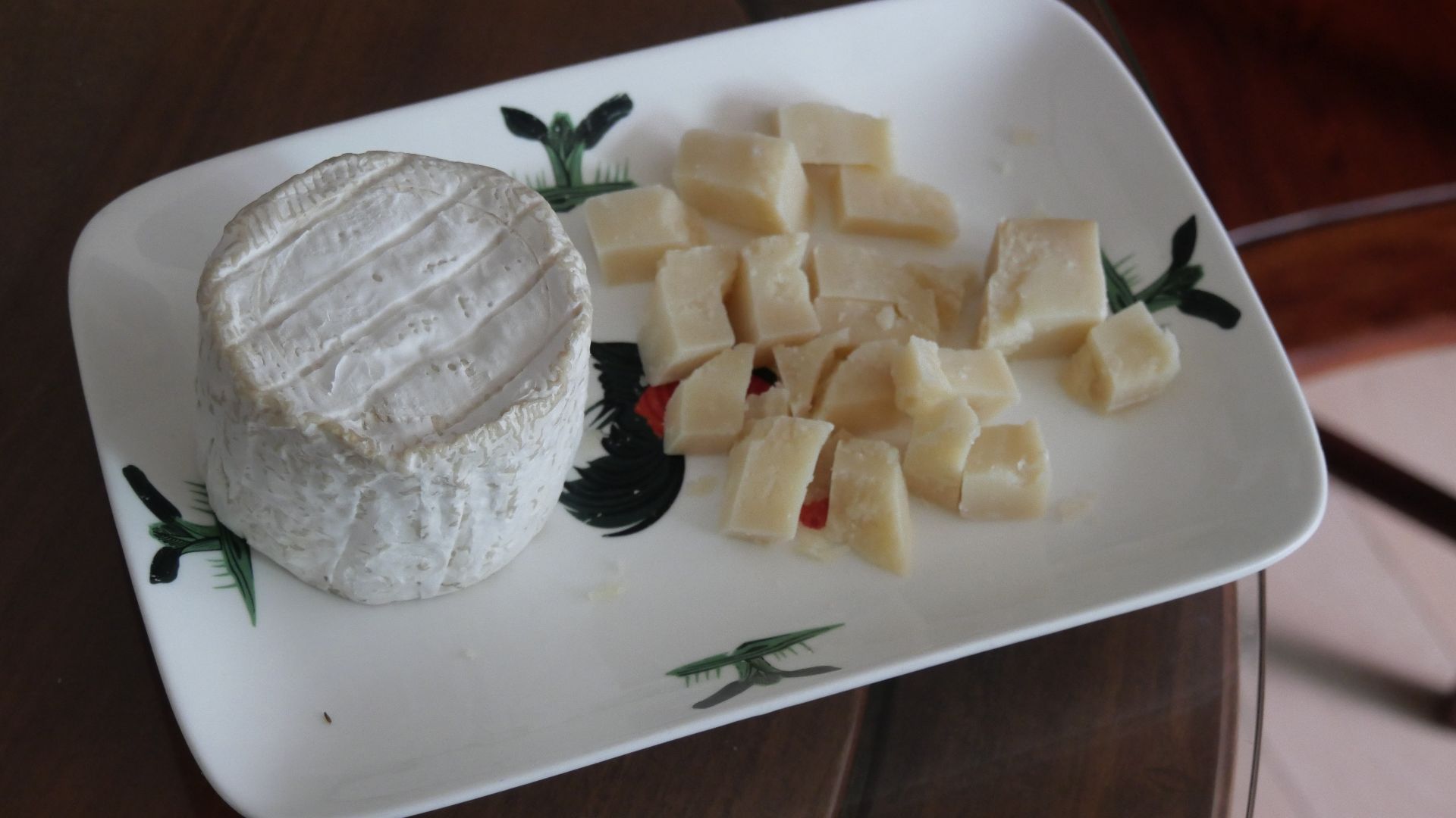 File:A Chaource Soft Cheese and Parmesan.jpg