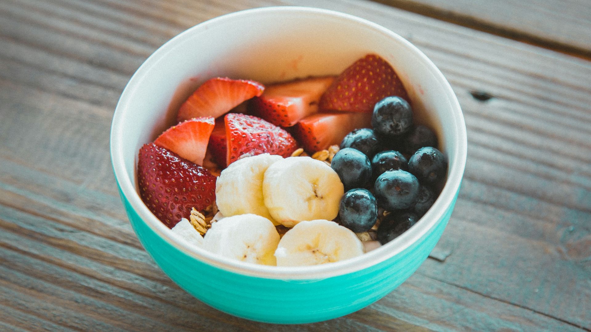 close-up photo of fruits on bowl