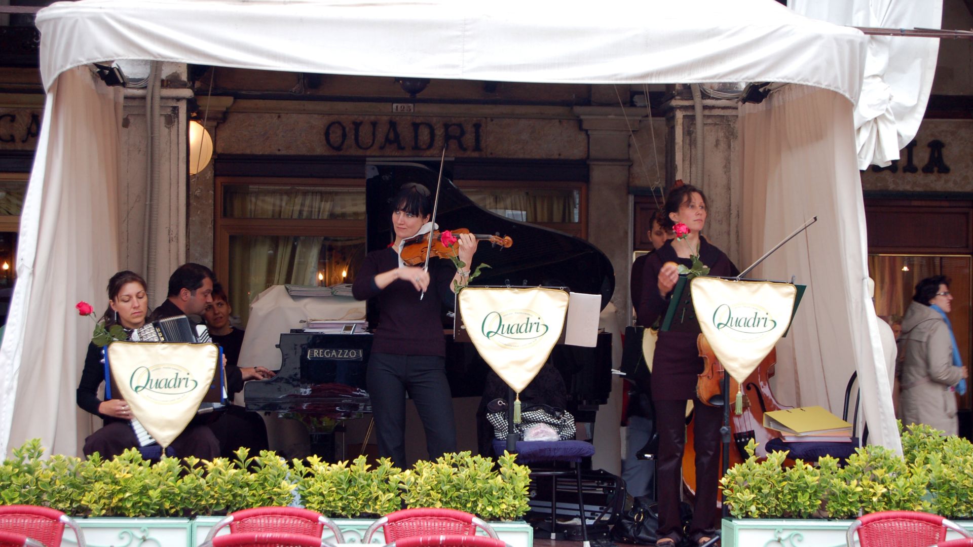 File:Ristorante Gran Caffè Quadri (3501112472).jpg