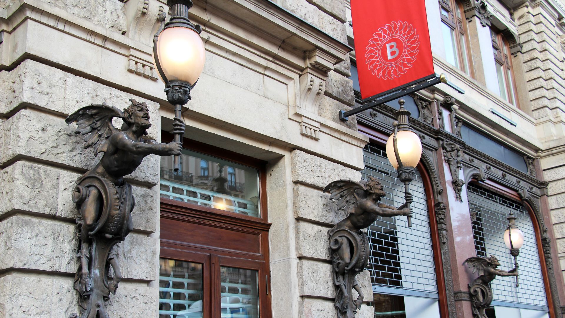 File:Budapest - New York-palota (37595301405).jpg