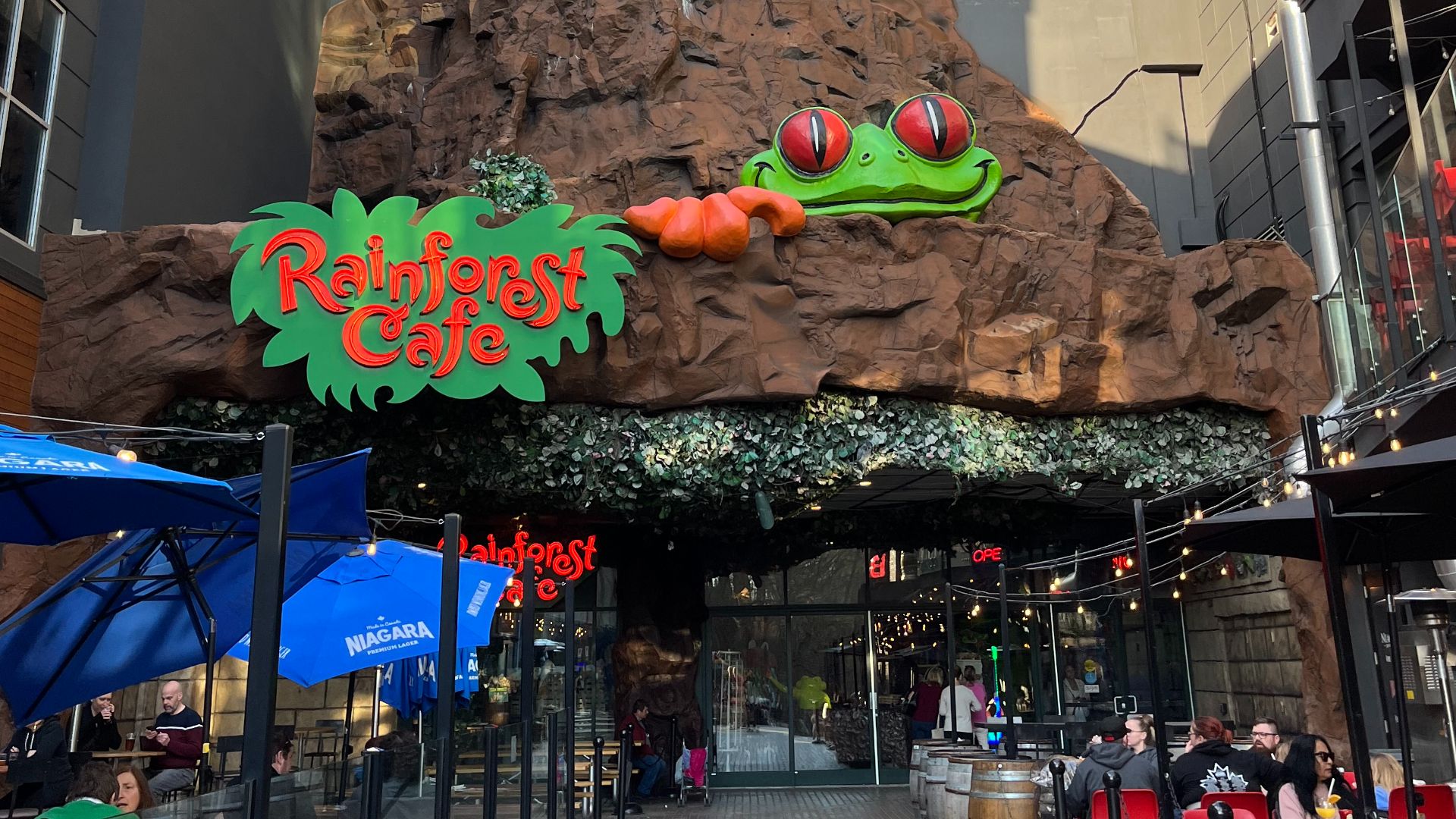 File:Rainforest Cafe Niagara Falls.jpg