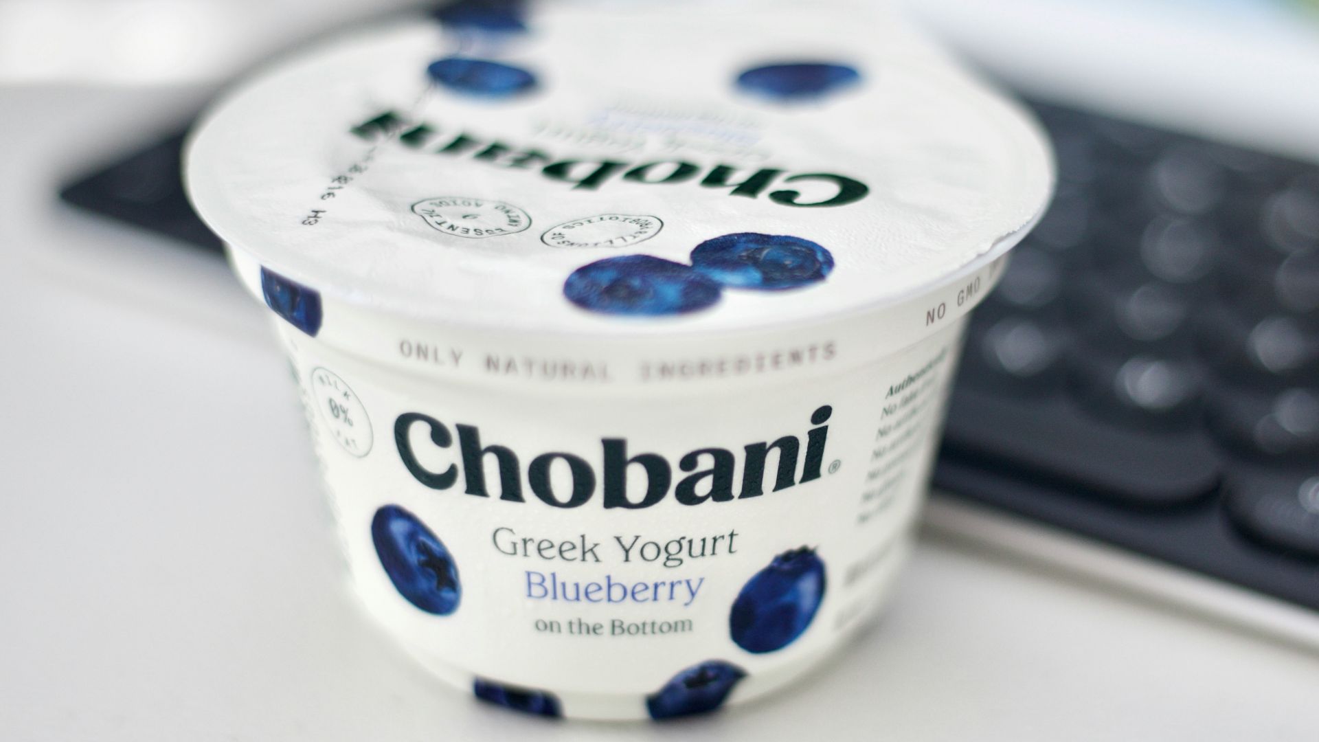 white and blue daisy sour cream