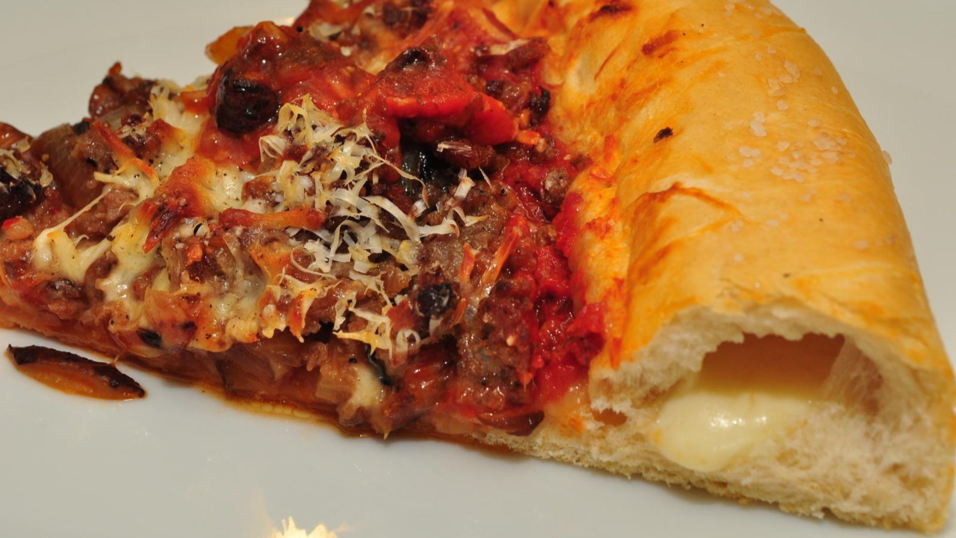 File:Cheese stuffed crust.jpg