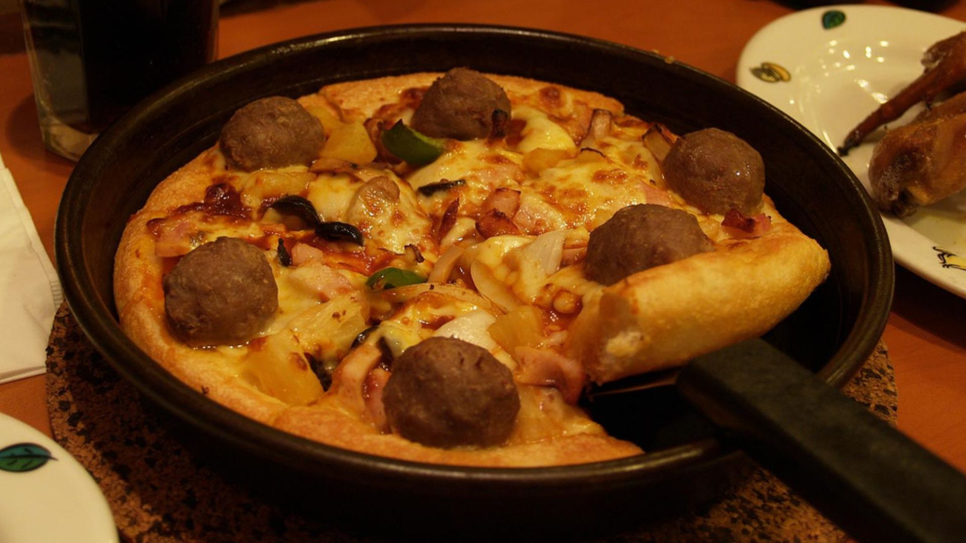 File:Pizza pan.jpg