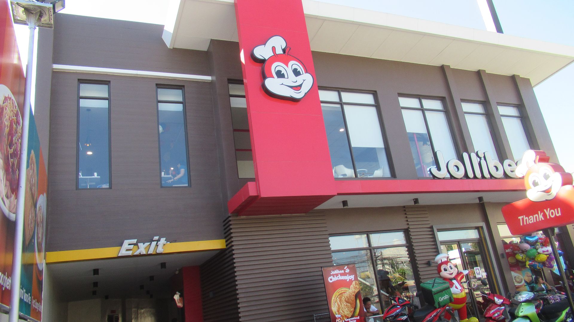 File:Jollibee restaurants (Cabiao) 03.jpg