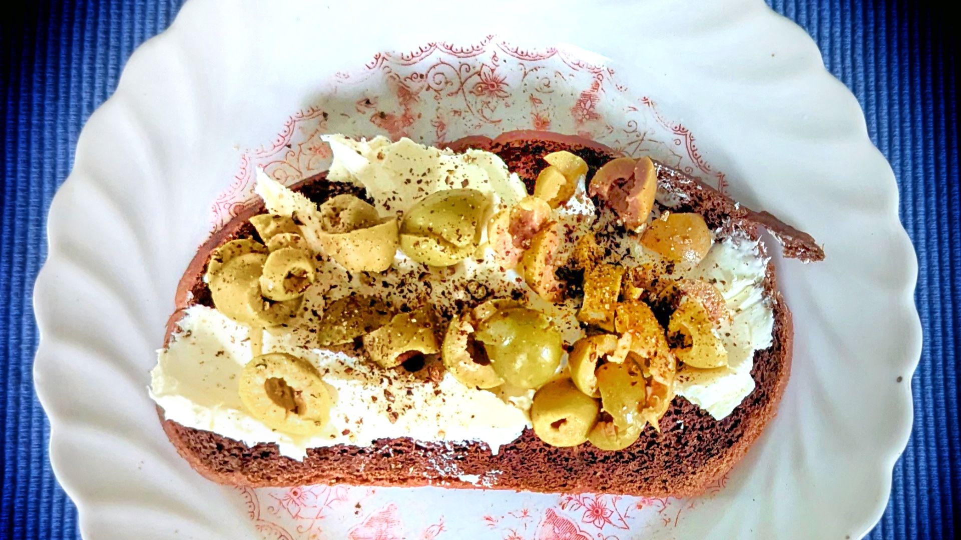 File:Cream cheese and olive sandwich on pumpernickel - Massachusetts.jpg