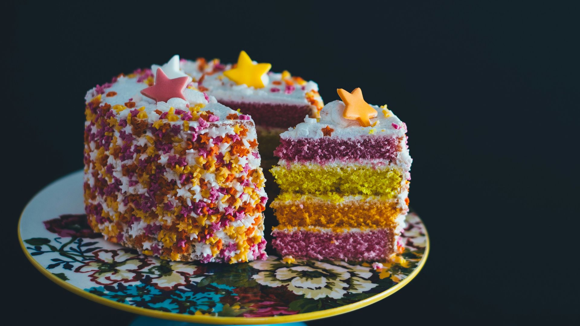sliced cake top with star raisins on cake stand