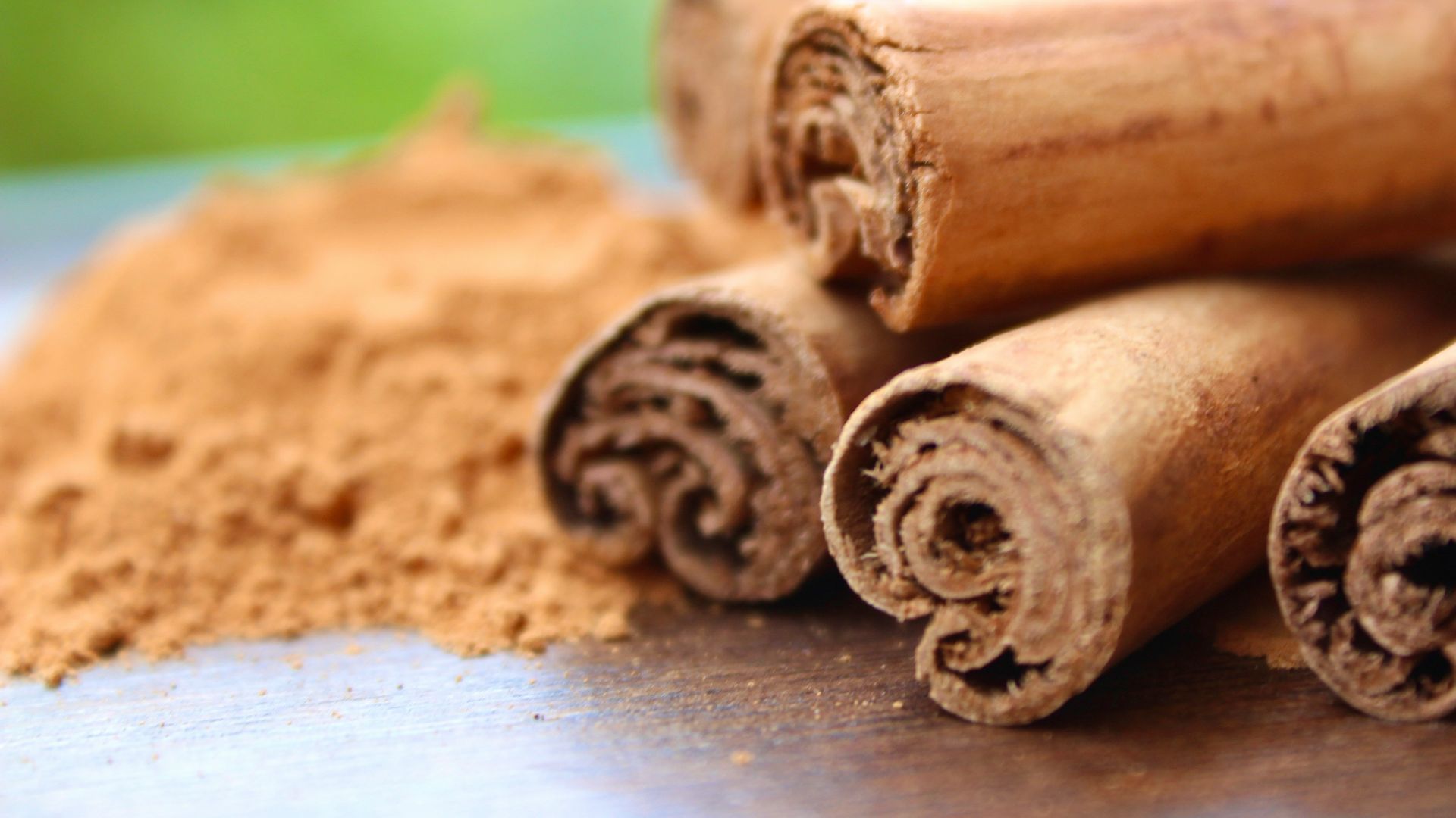 cinnamon sticks and cinnamon powder on a table