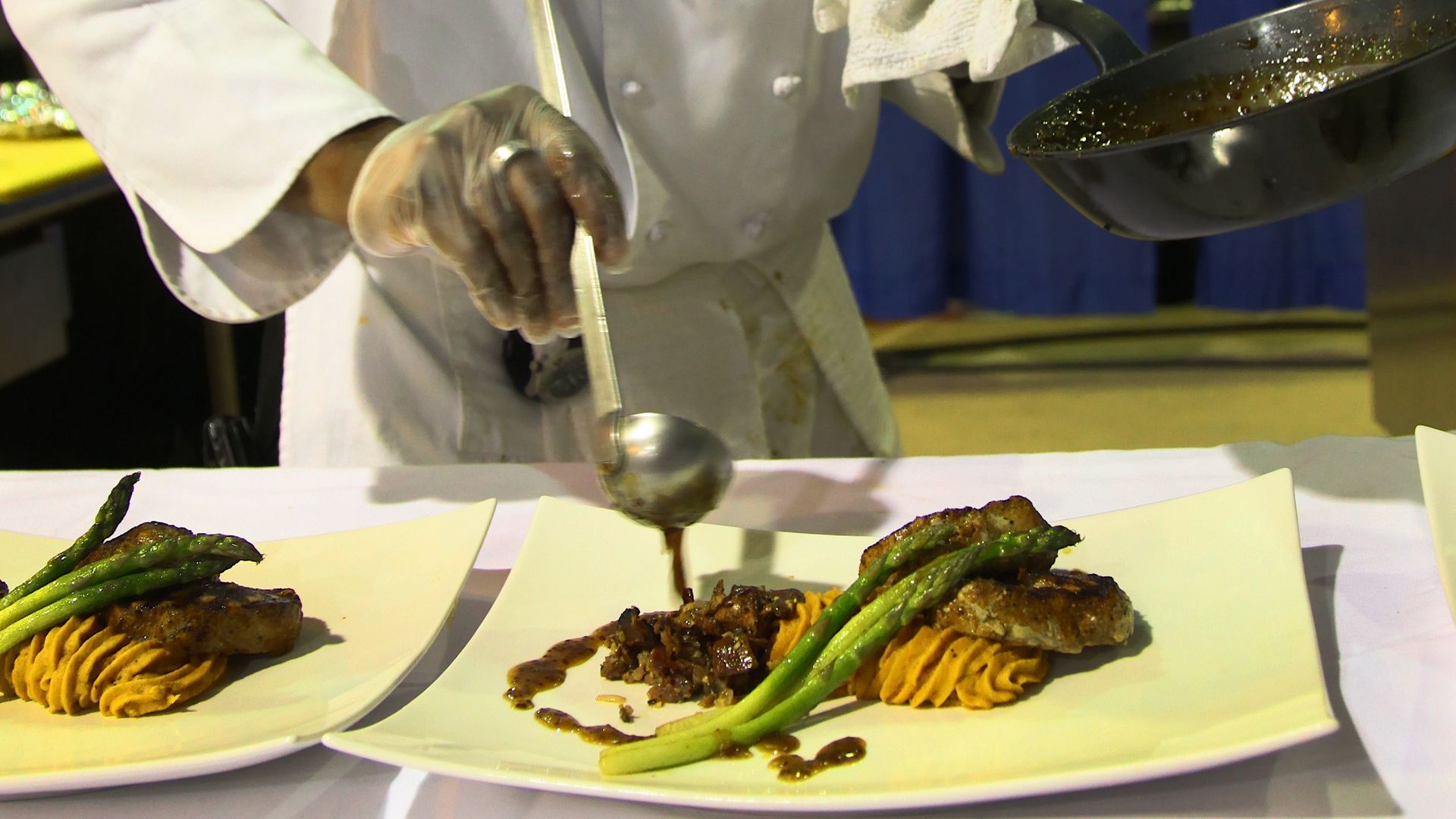 File:Saucieren (Kochtechnik)-01.jpg