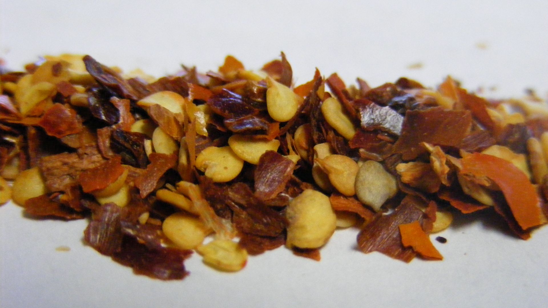 File:Red pepper flakes, closeup.jpg