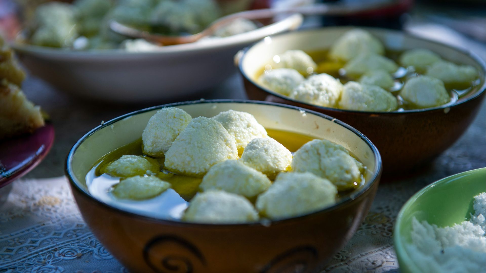 white and brown ceramic bowl