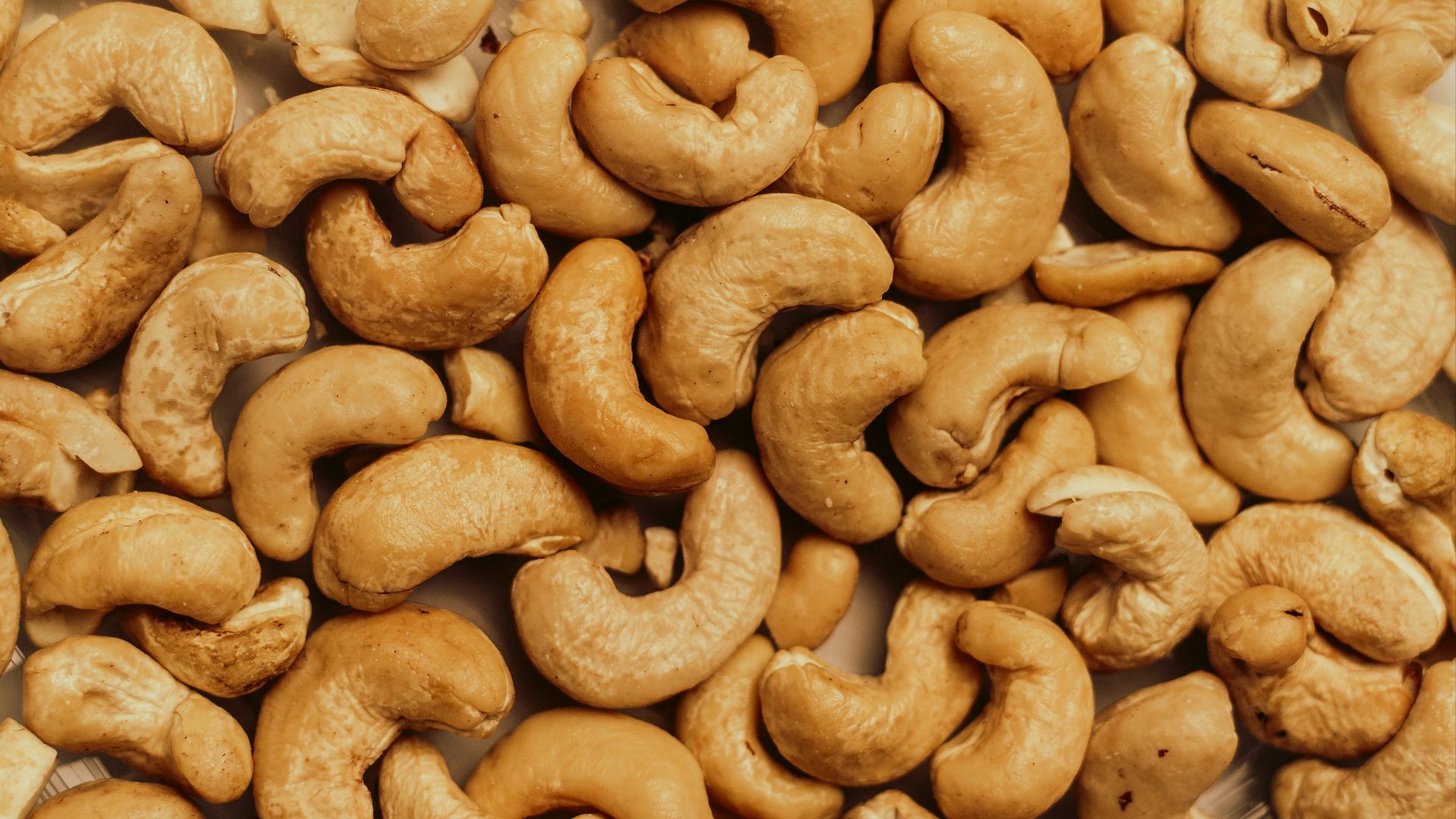 A pile of cashews sitting on top of a table