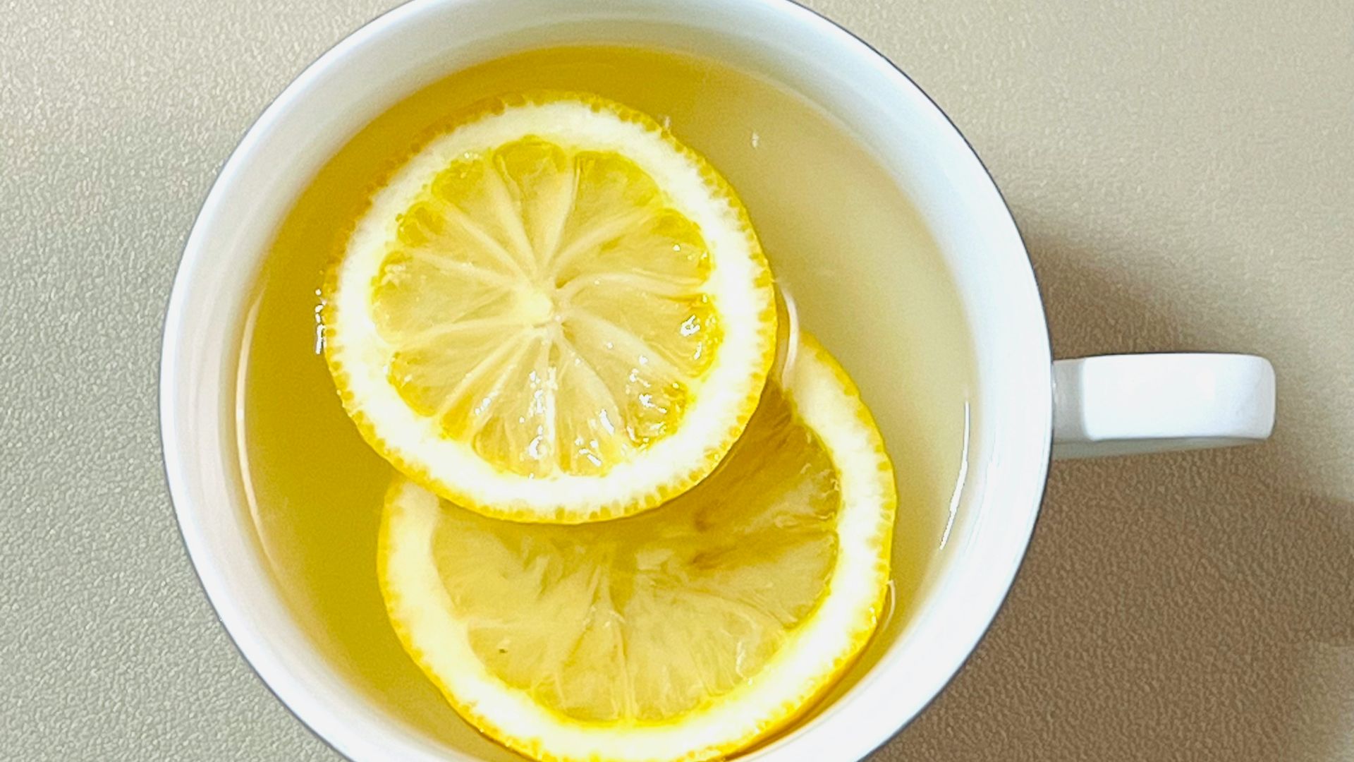 A cup of tea with lemon slices in it