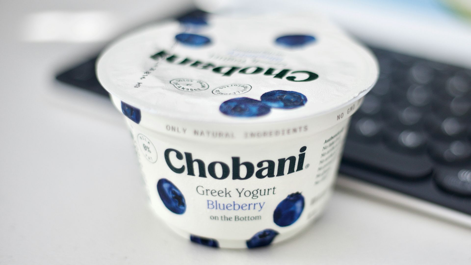 white and blue daisy sour cream