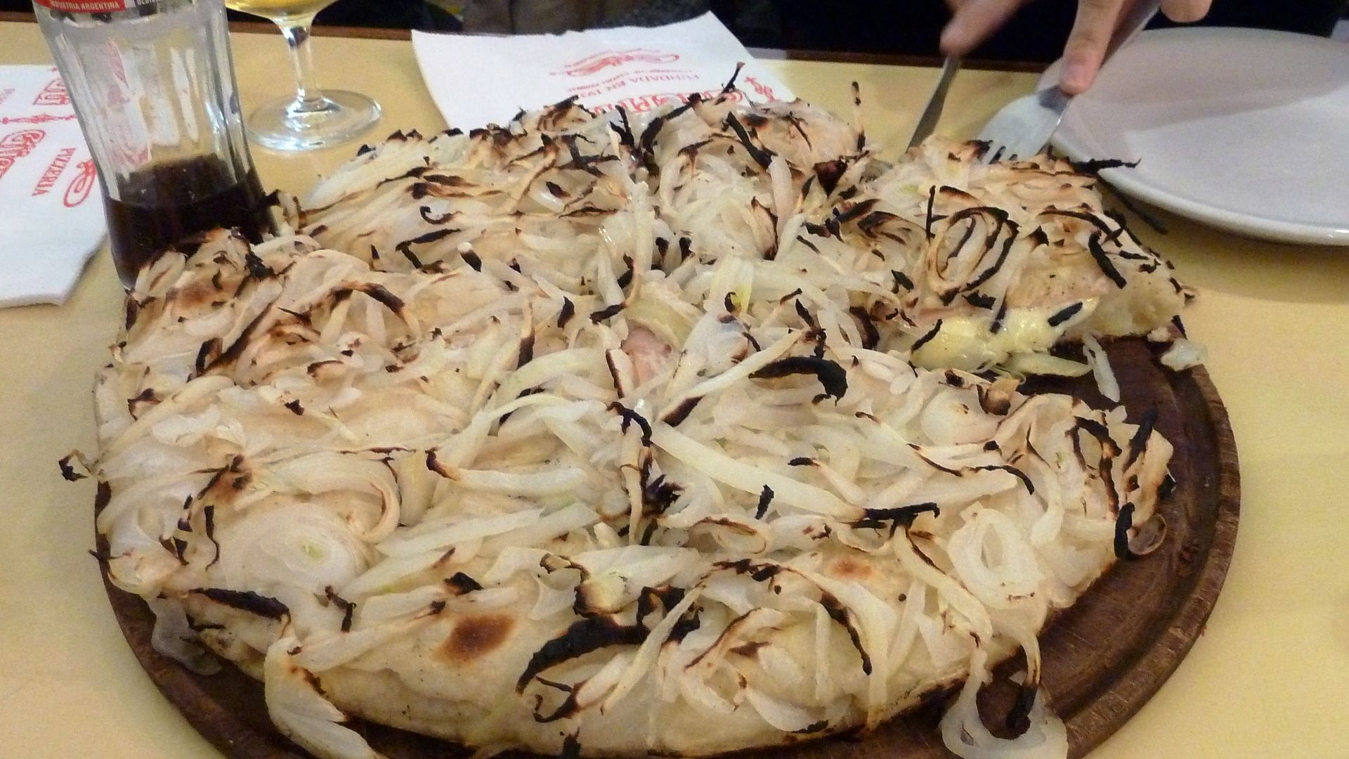 File:Fugazzeta en pizzeria Guerrin, Buenos Aires.JPG