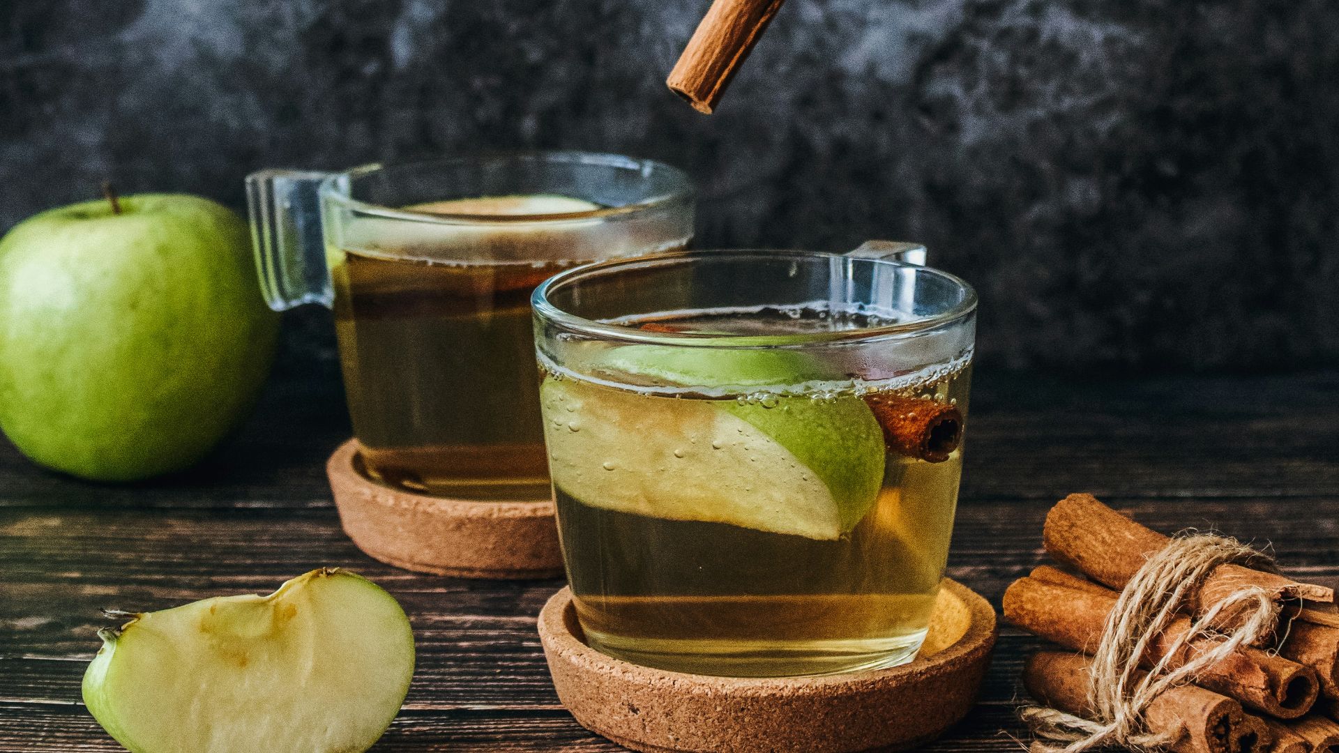 sliced apples on cup with cinamon