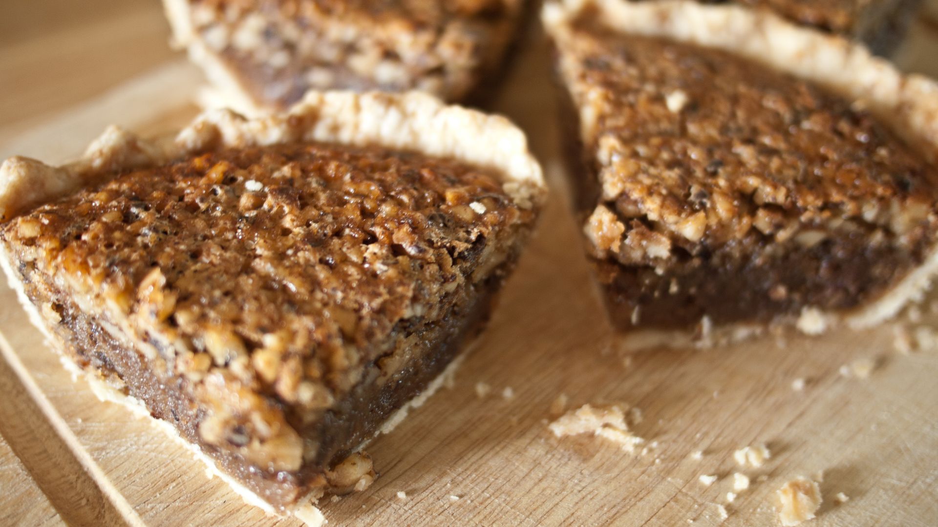 File:Overhead view of sliced black walnut and chocolate pie (5772376680).jpg