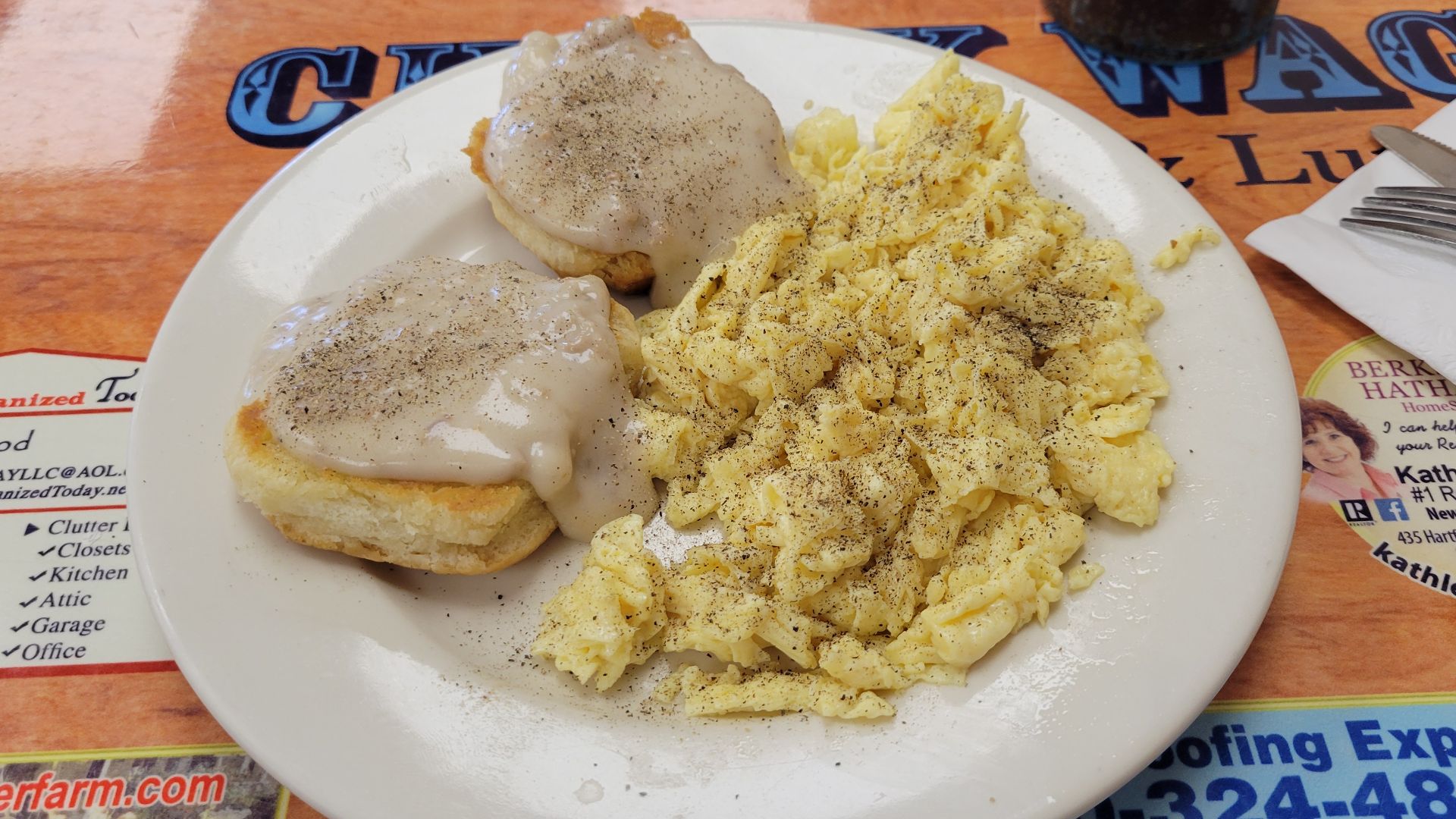 File:Biscuits and gravy, Ellington CT.jpg