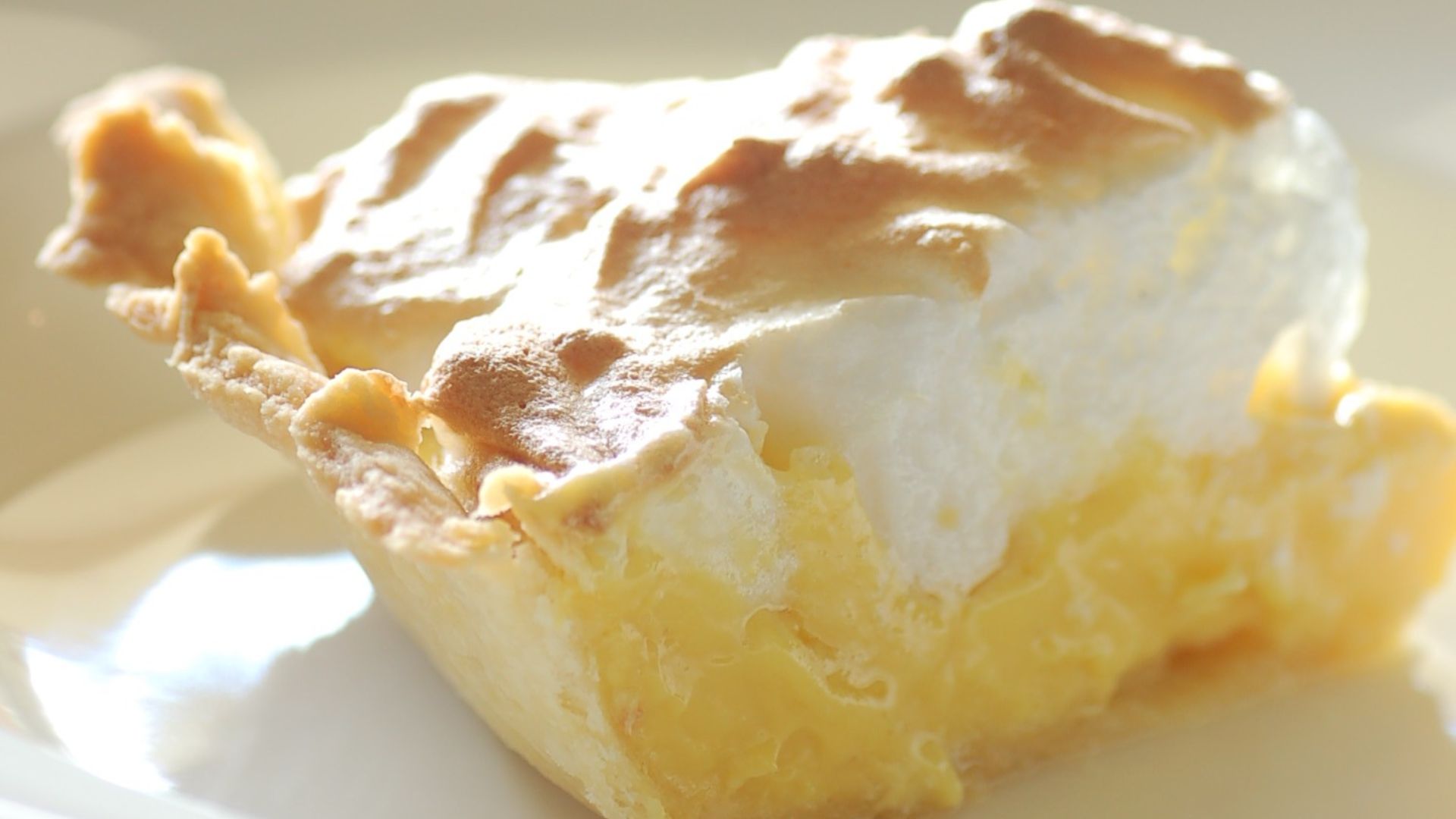 File:Mum's lemon meringue pie slice.jpg