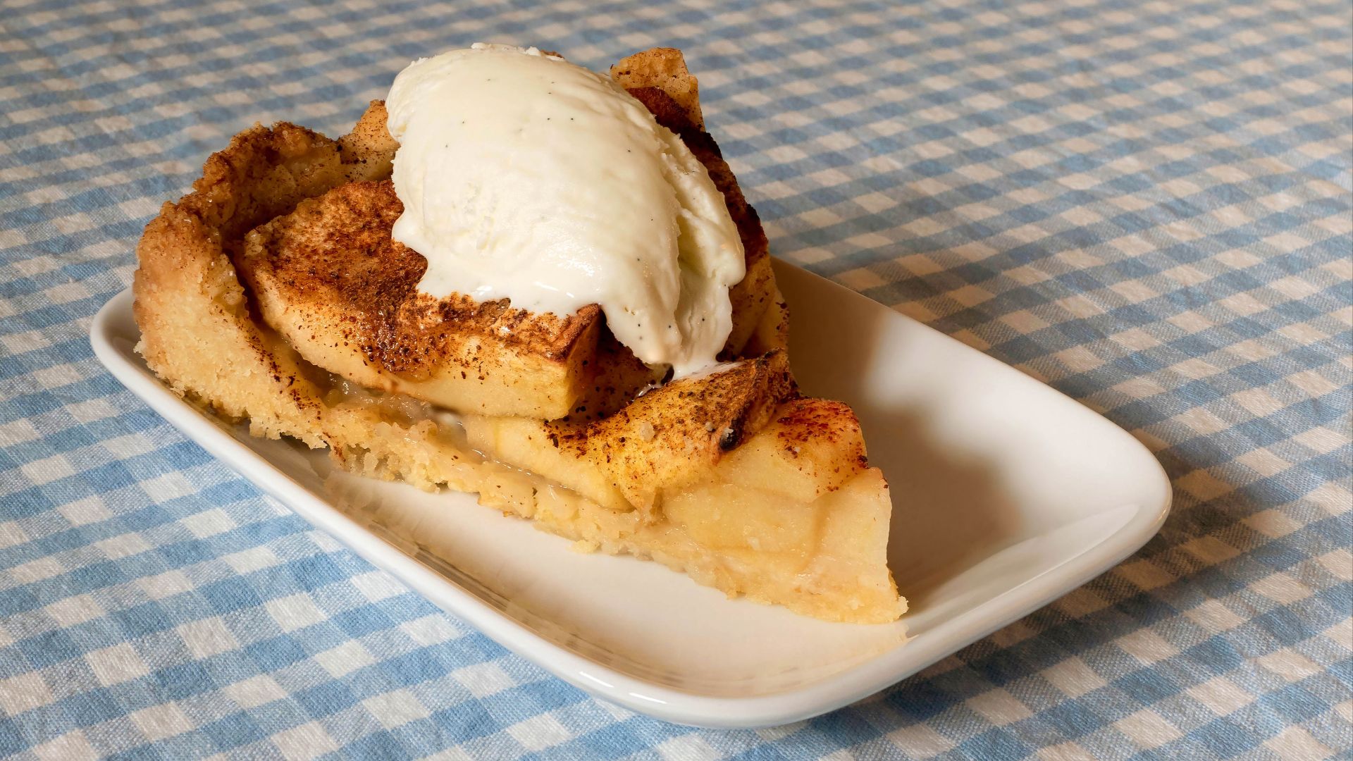File:Apple cake with vanilla ice cream 2.jpg