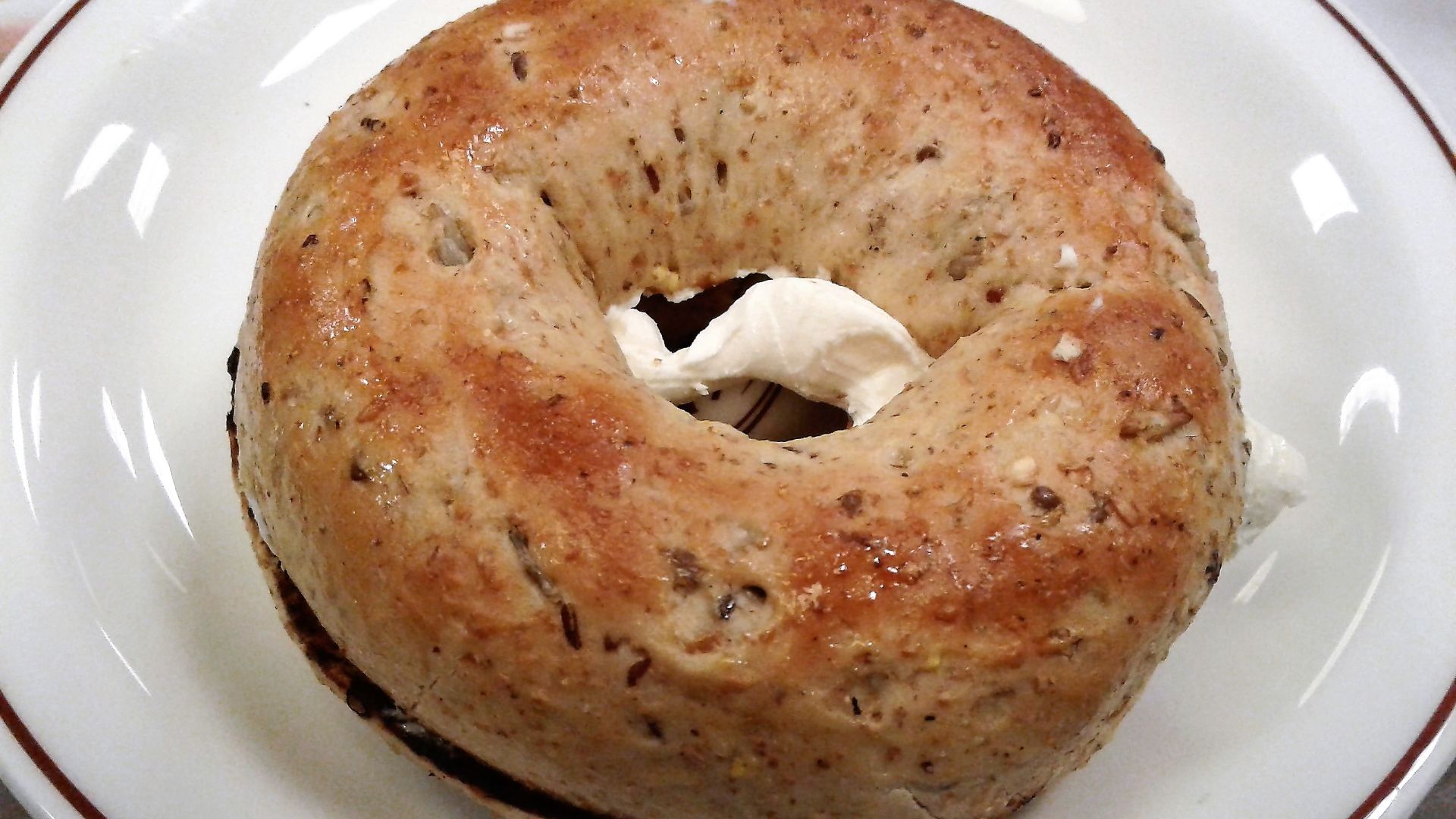 File:Bagel 12 grains fromage a la creme.jpg