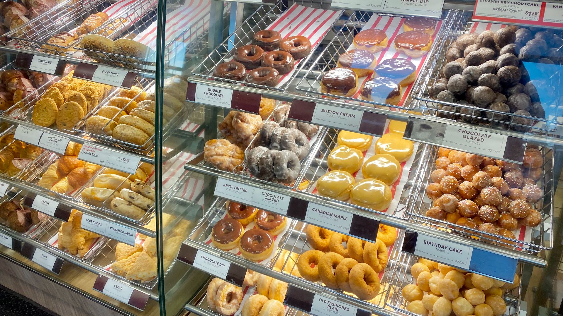 File:Tim Hortons, Calgary, Alberta province, Canada 🍁 April 2022 - 03.jpg