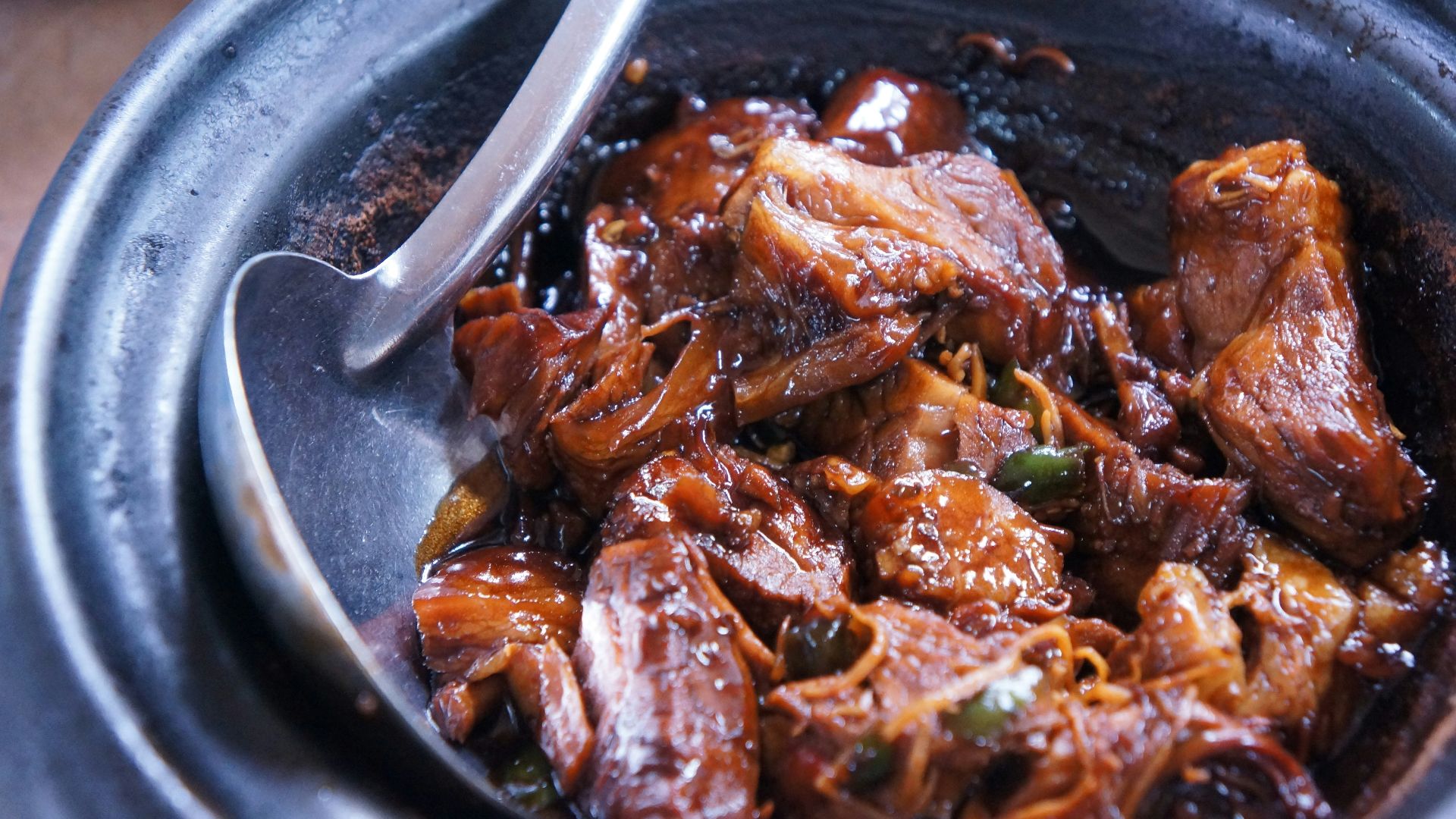 meat with sauce in black bowl
