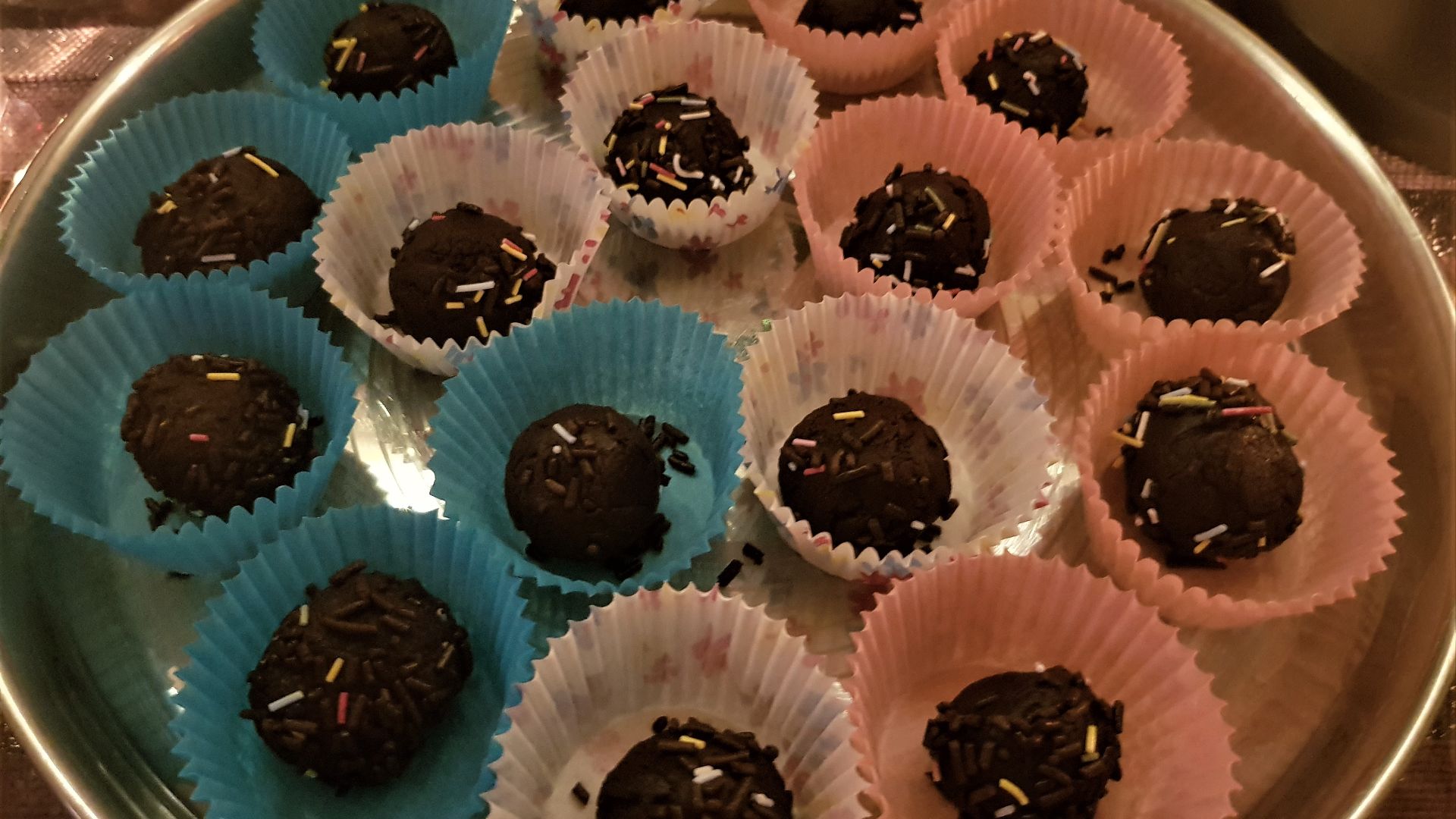File:Chocolate Rum Balls for Christmas.jpg