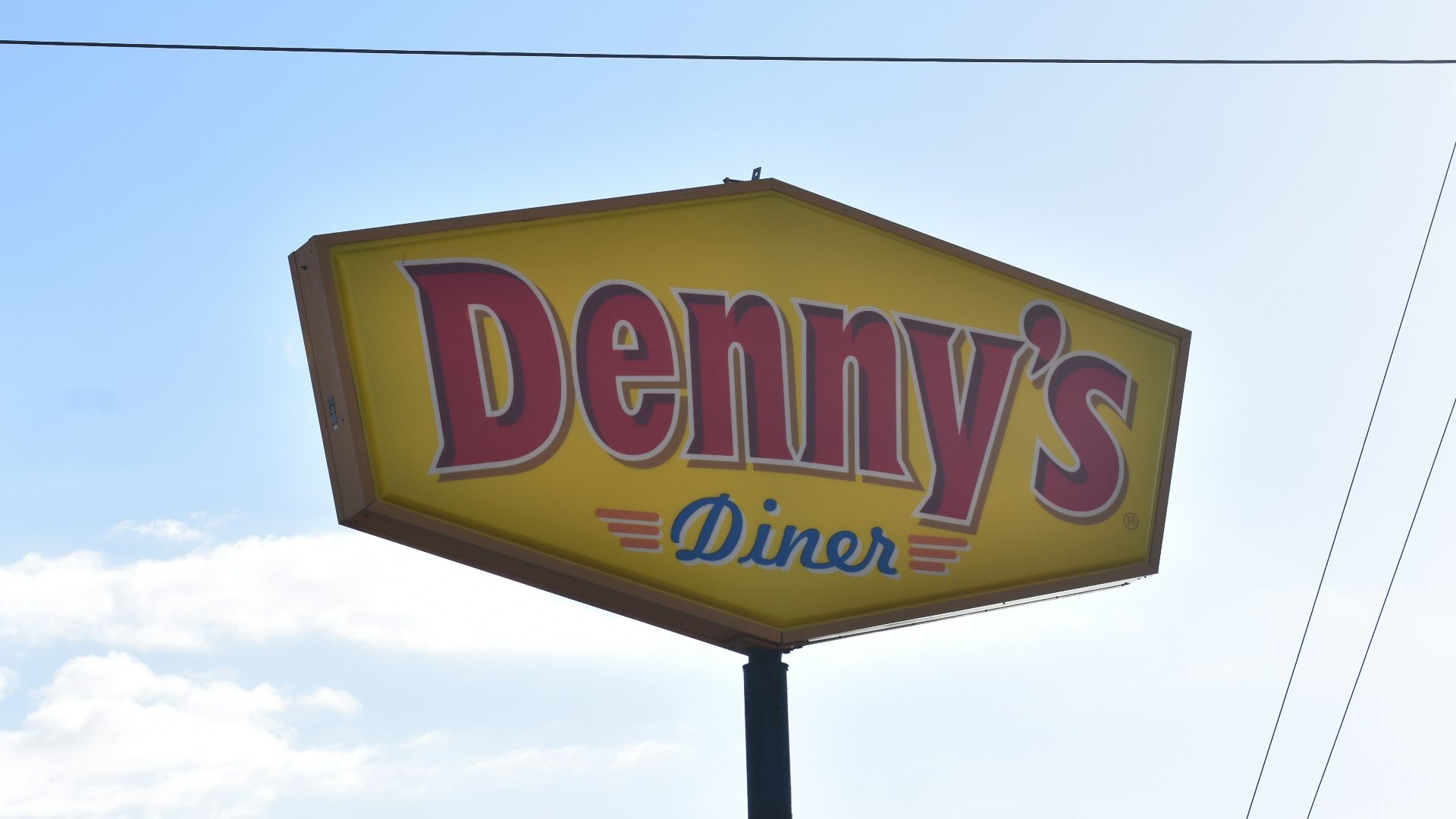 a sign for a restaurant called denny's diner