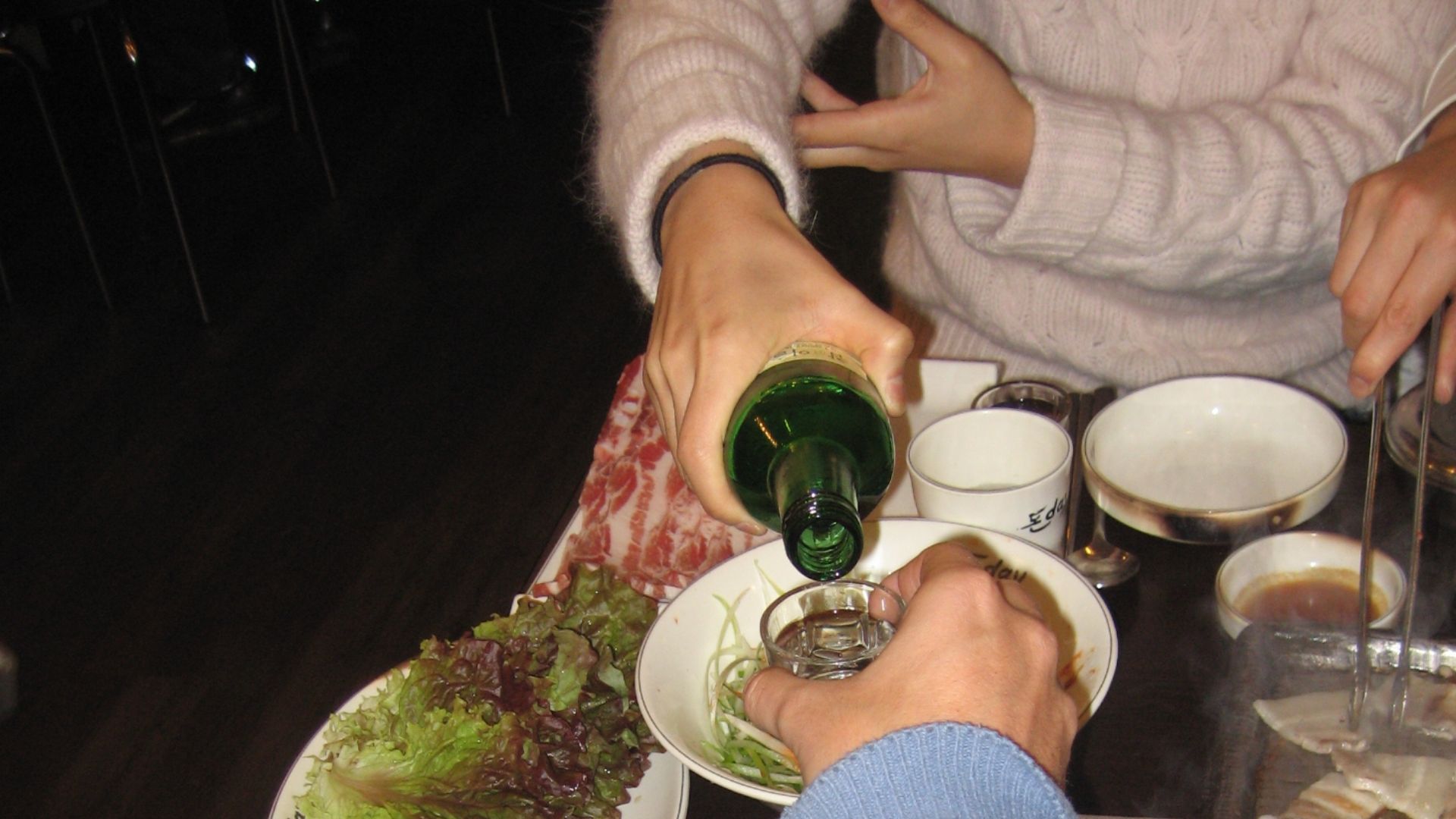 File:Korean table manner while drinking-01.jpg