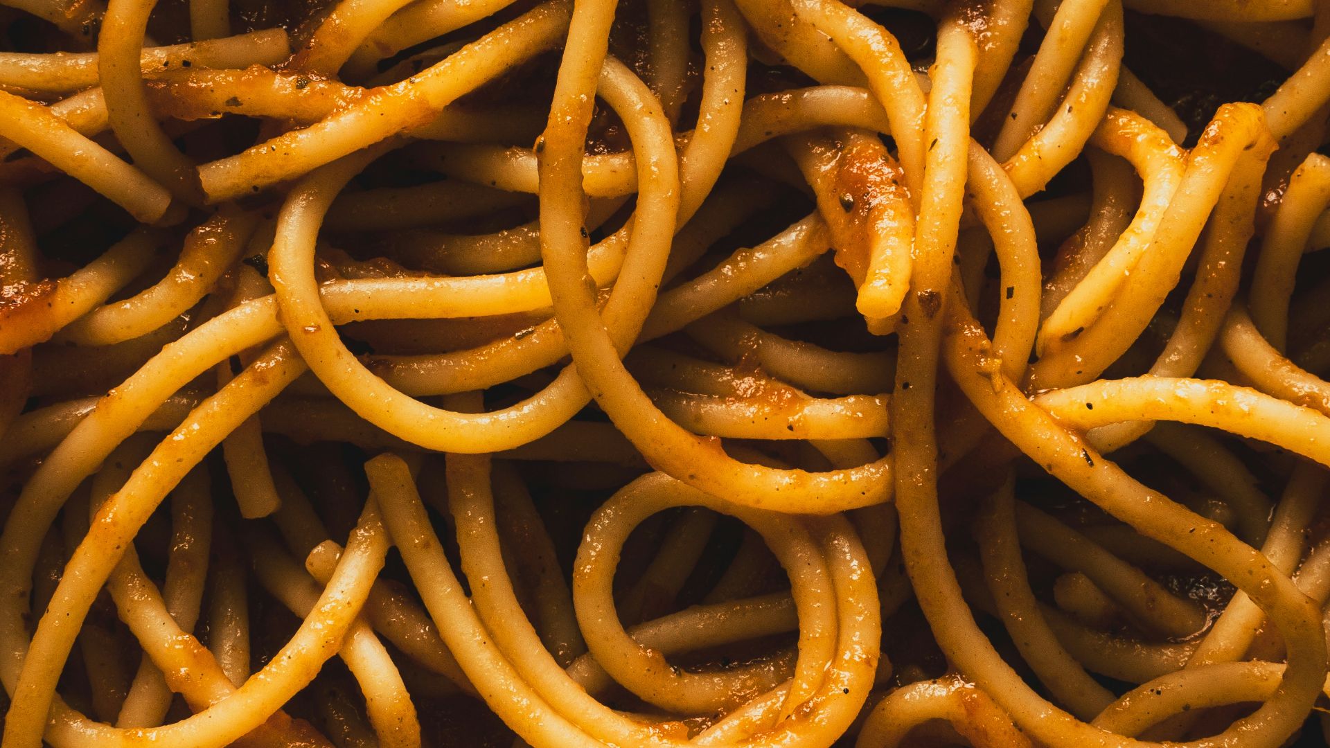 Spaghetti with sauce, ready to be eaten.