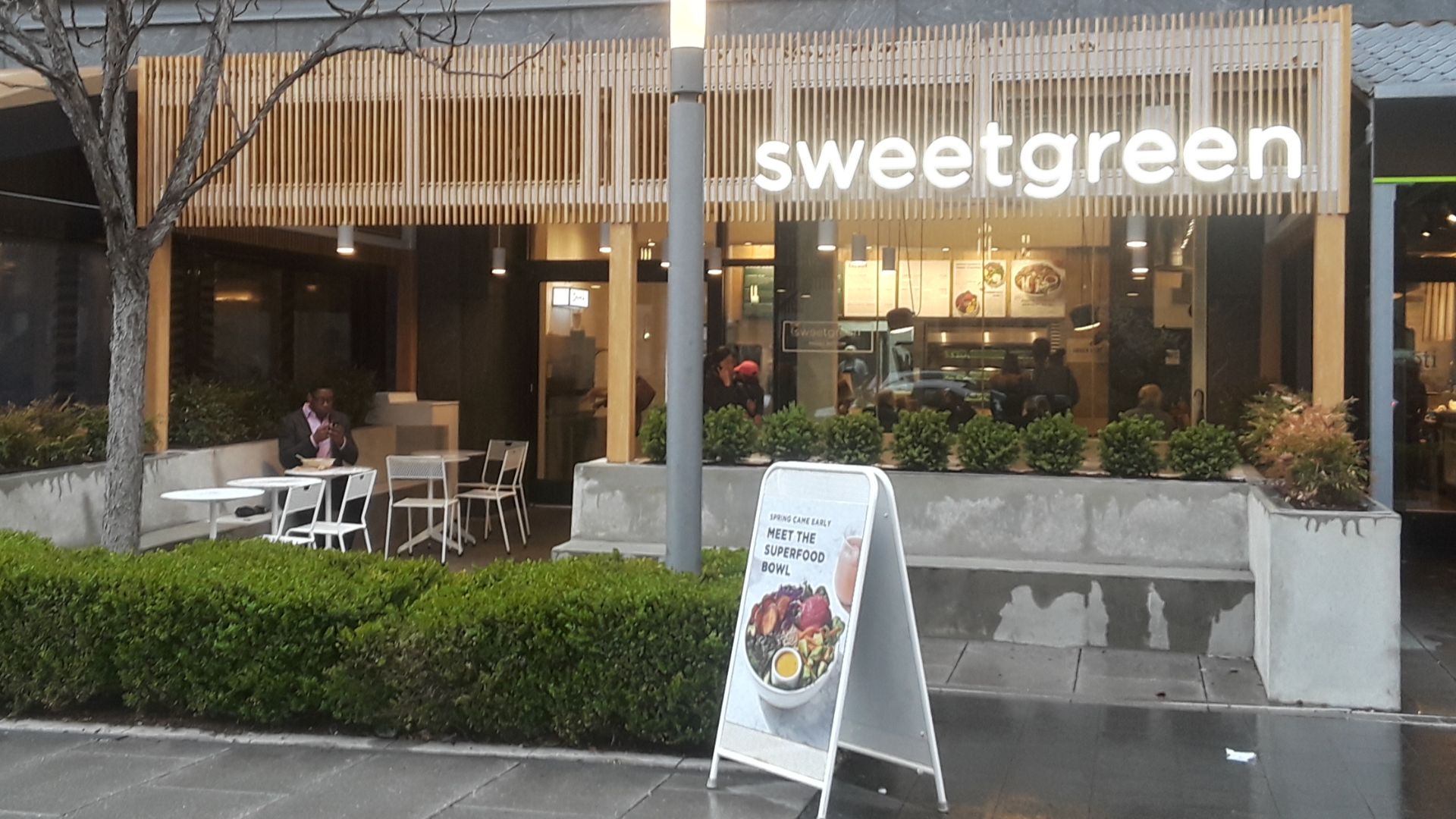 File:Foggy Bottom Sweetgreen on a rainy aftrrnoon.jpg