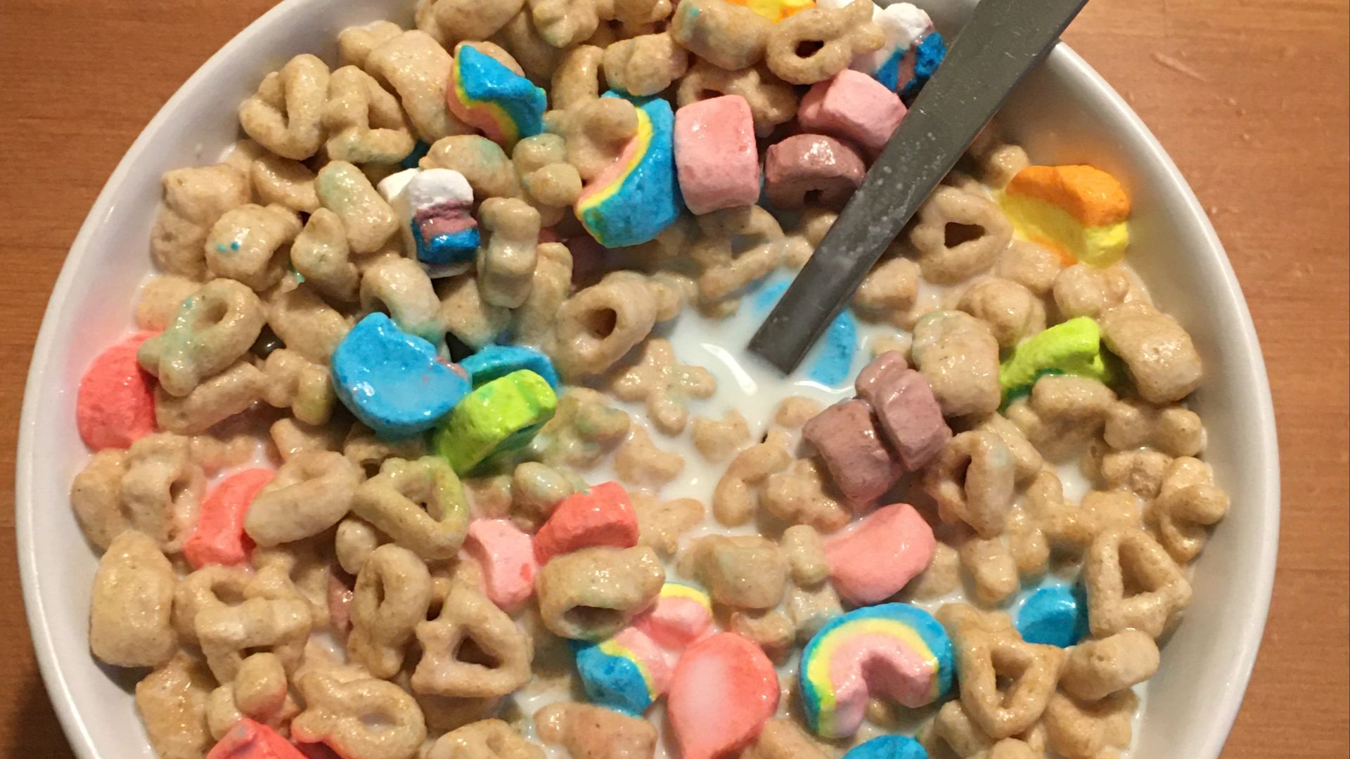 File:General Mills – Lucky Charms – Frosted Toasted Oat Cereal with marshmalls – Served with milk.jpg