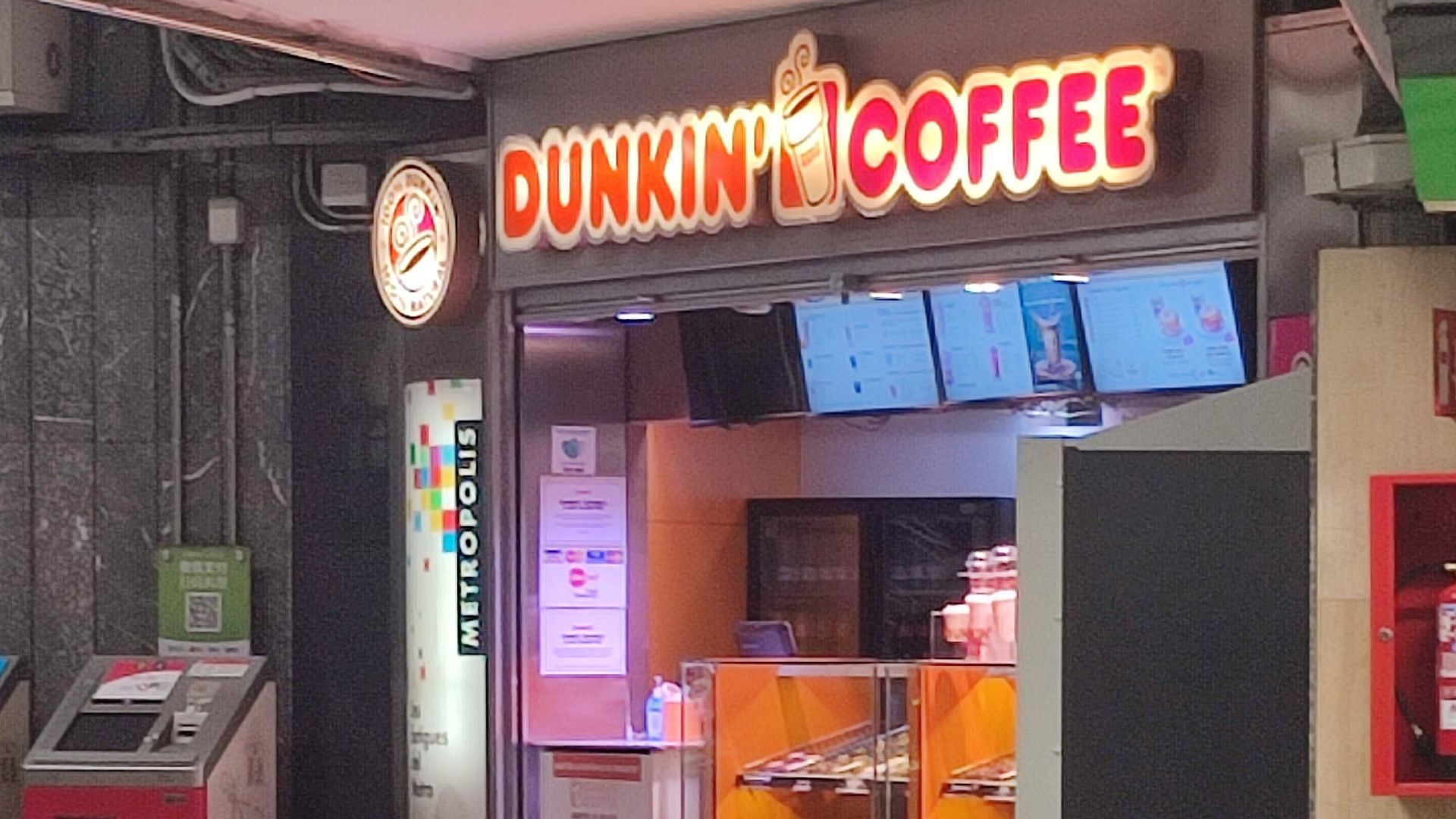 File:Dunkin' Coffee al metro de Plaça Catalunya.jpg
