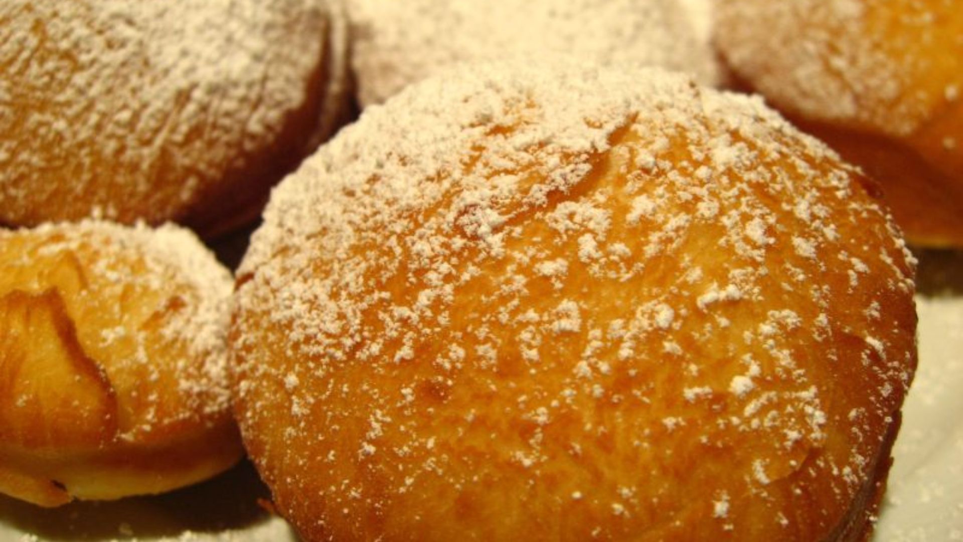 File:Beignet good for mouth.jpg