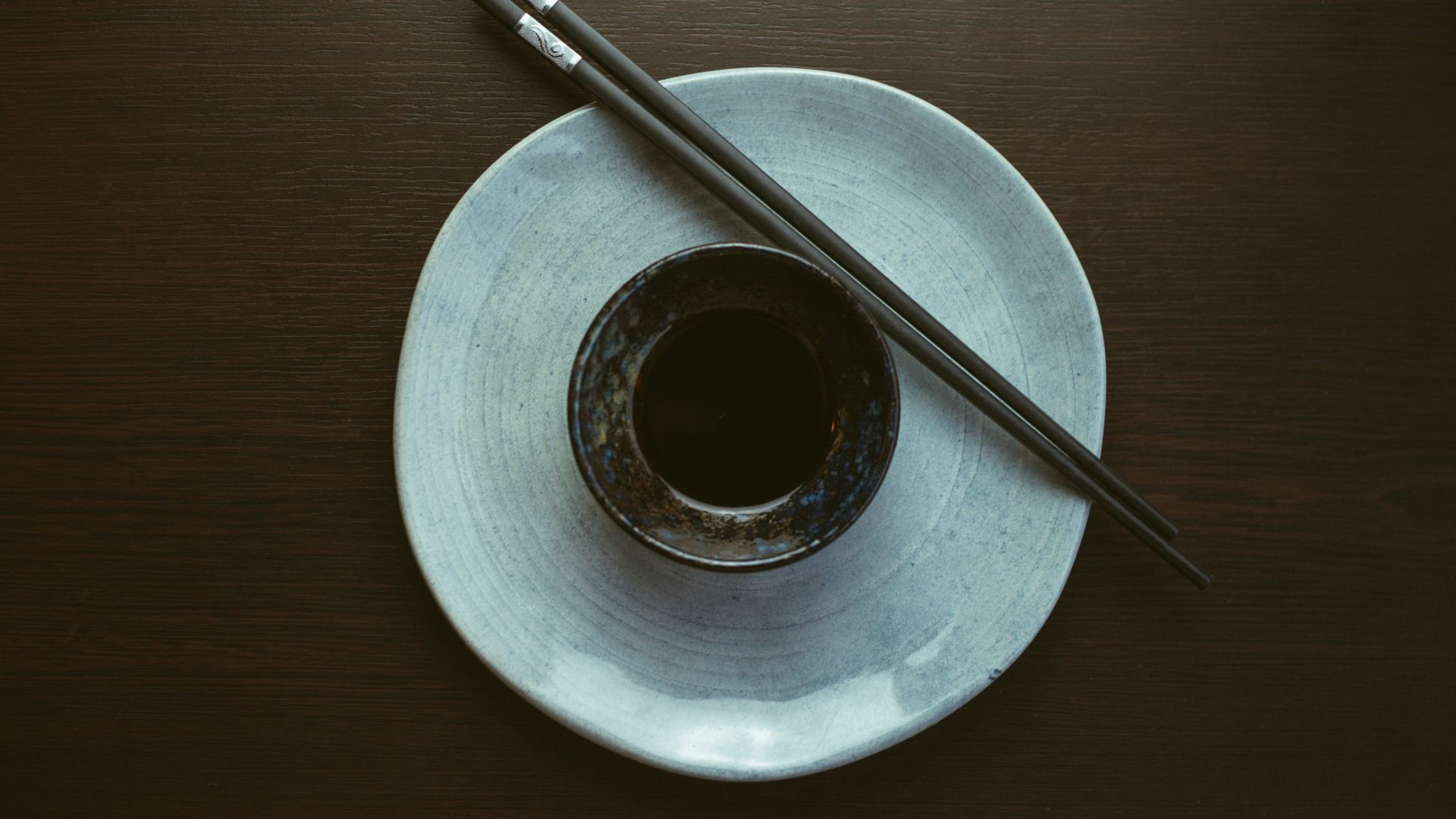 silver round plate with silver knife