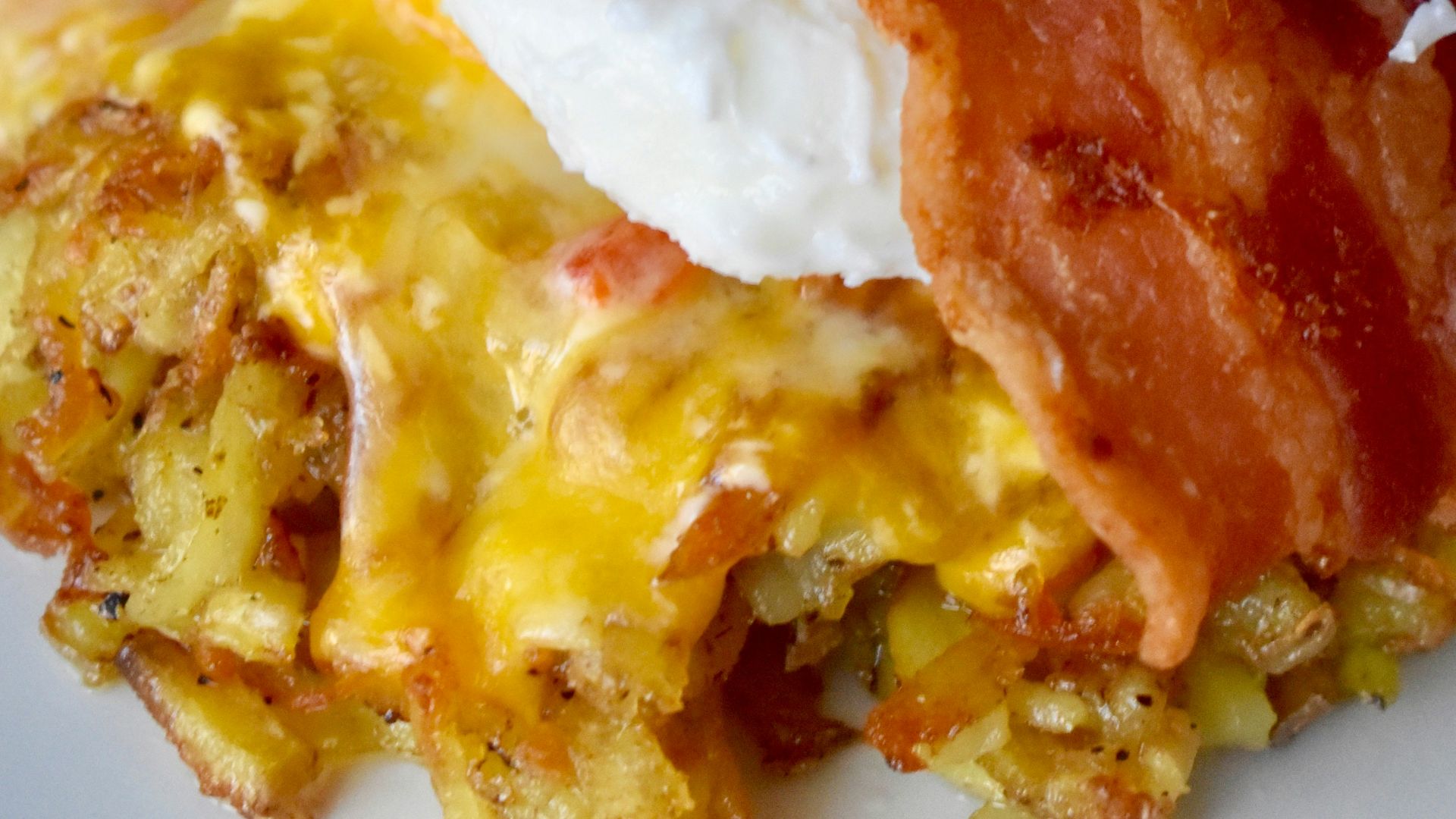 hash brown with egg and bacon dish