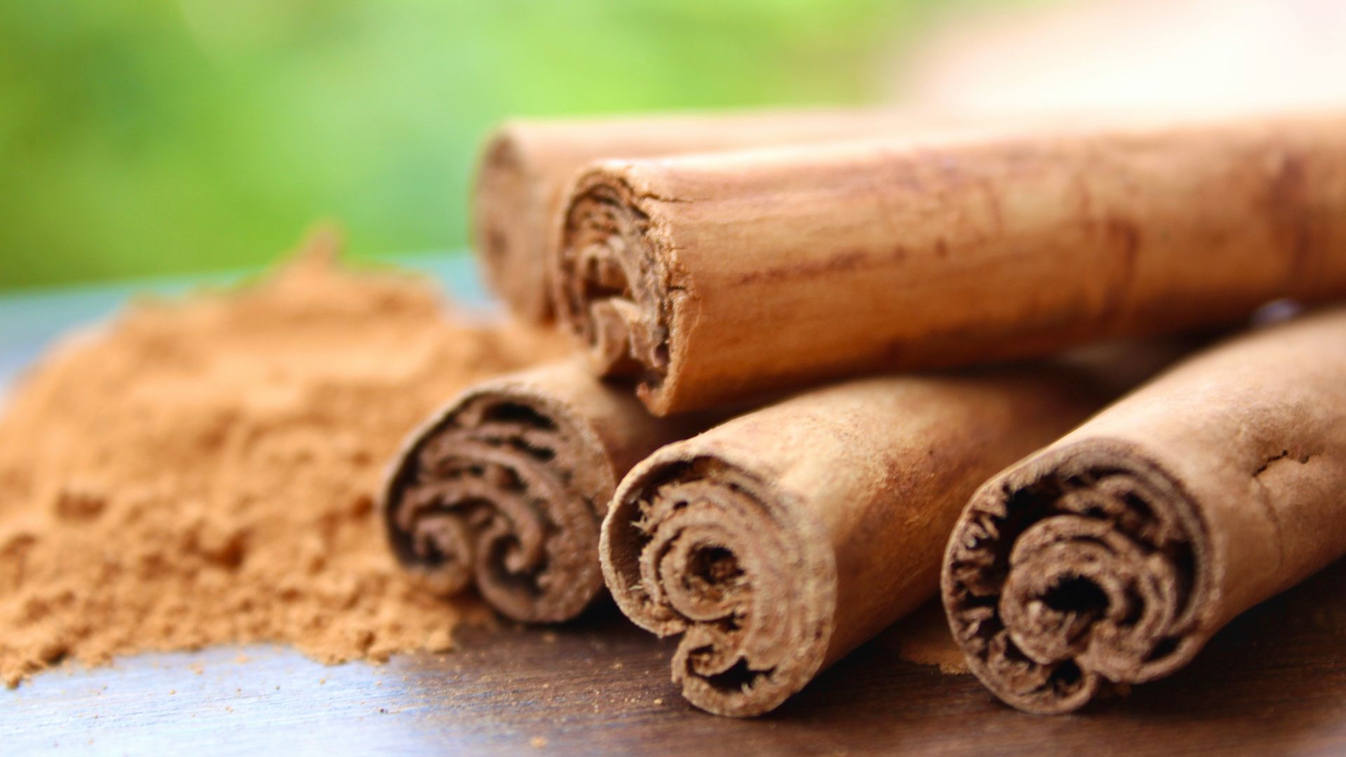 cinnamon sticks and cinnamon powder on a table