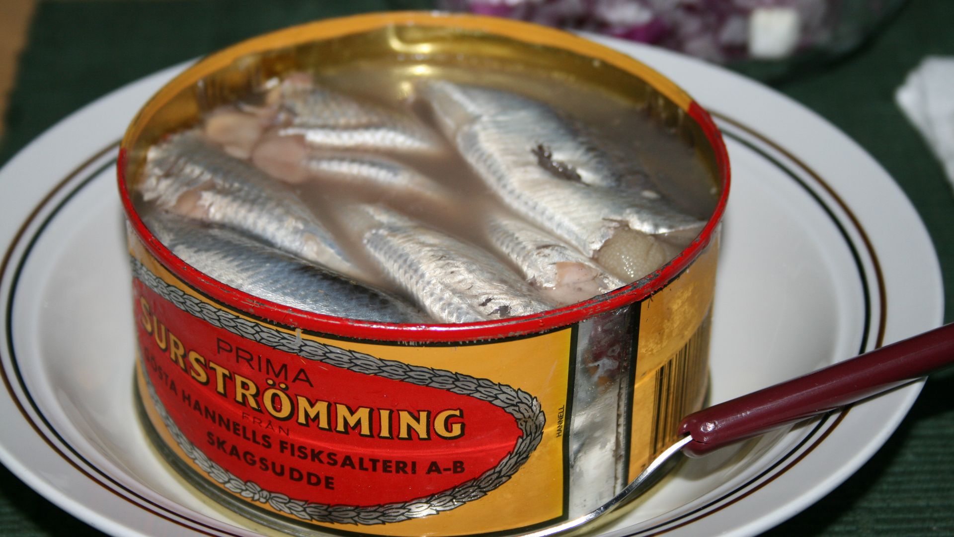 File:Serving Surströmming.jpg