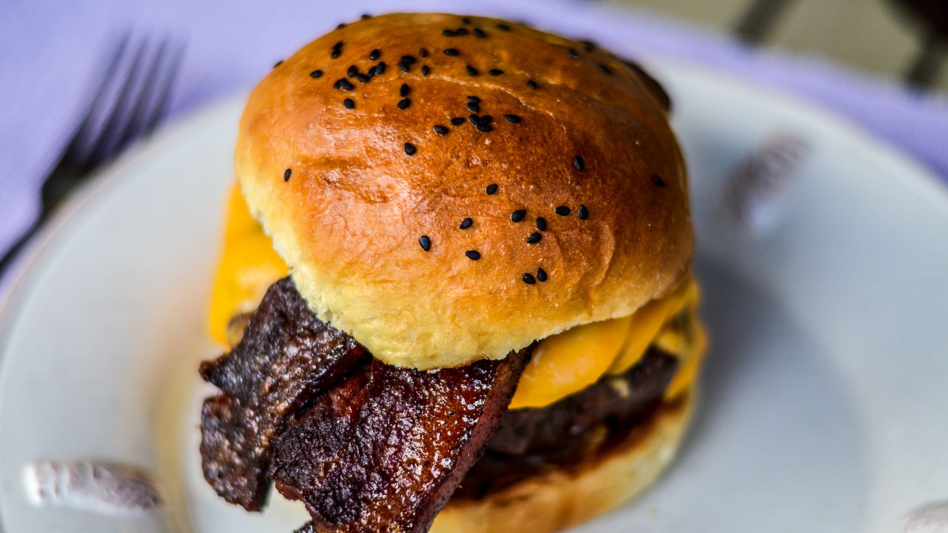 File:Bacon cheeseburger made in Germany (27605717518).jpg