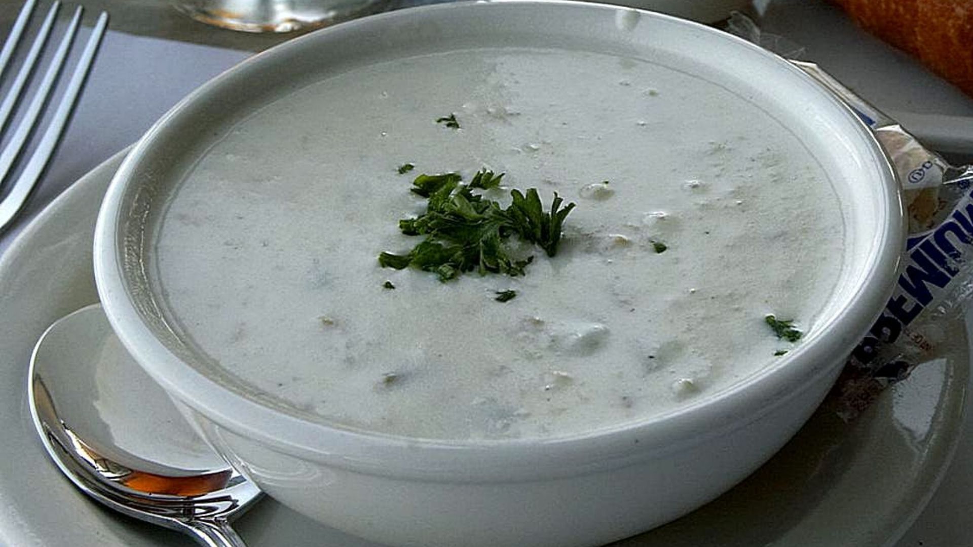 File:Clam chowder with beer and sour dough bread.jpg