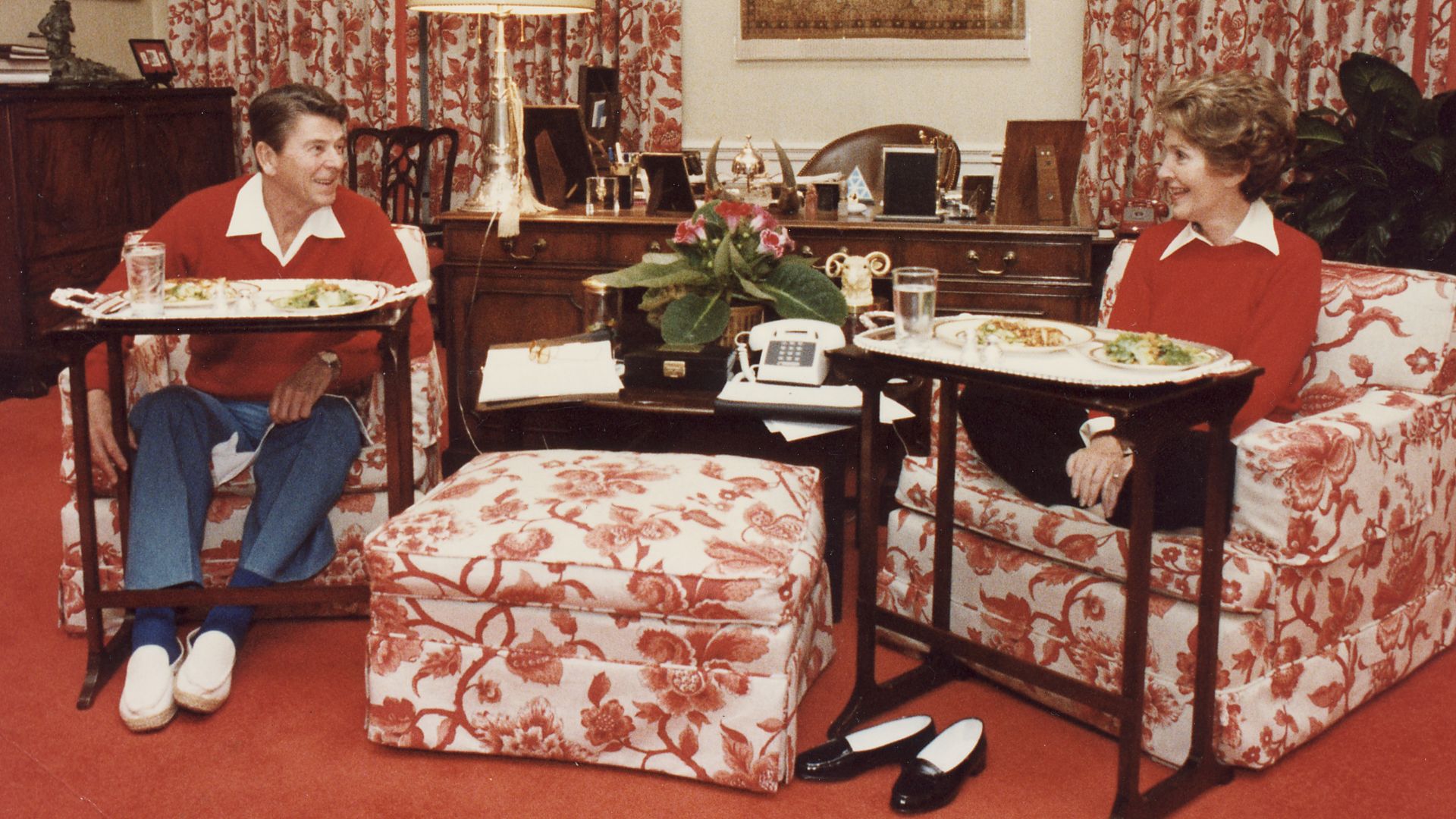 File:Photograph of The Reagans eating on TV trays in the White House residence - NARA - 198525.jpg
