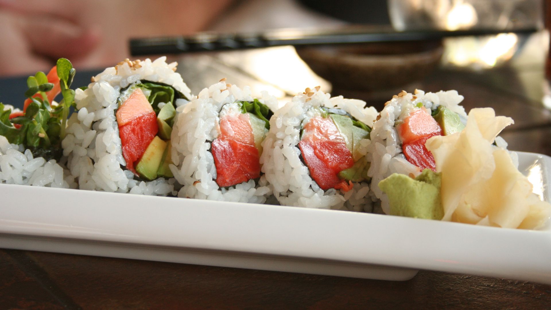 File:Papaya Avocado Salmon roll sushi (3688871295).jpg