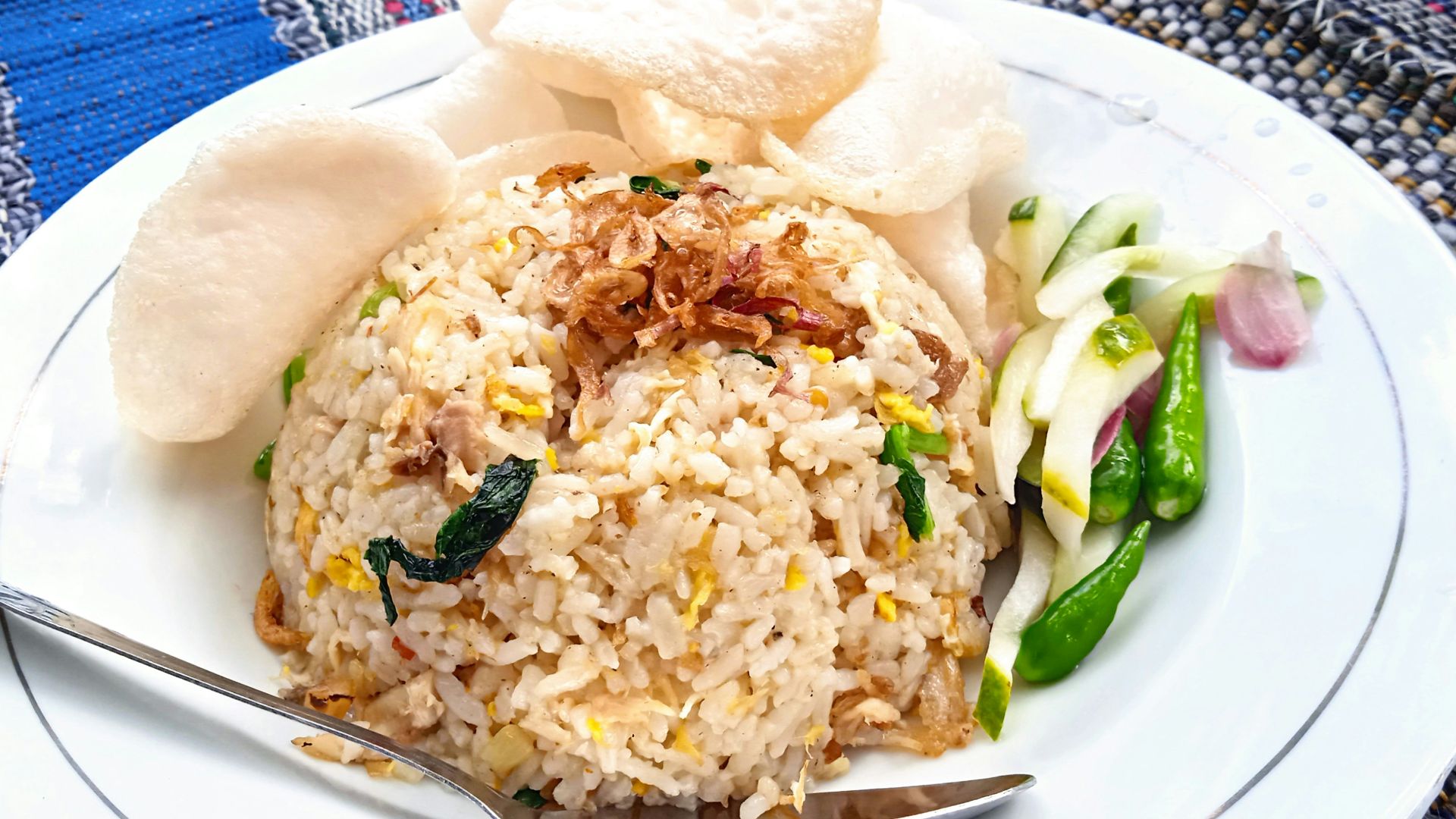 Delicious fried rice served with crackers.