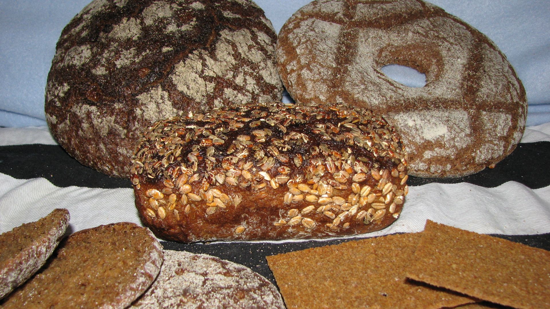 File:Ruisleipä-limppu reikäleipä reissumies hapankorppu-1.JPG