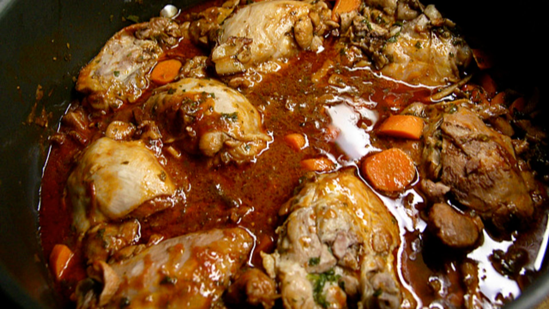 File:Coq au vin rouge.jpg