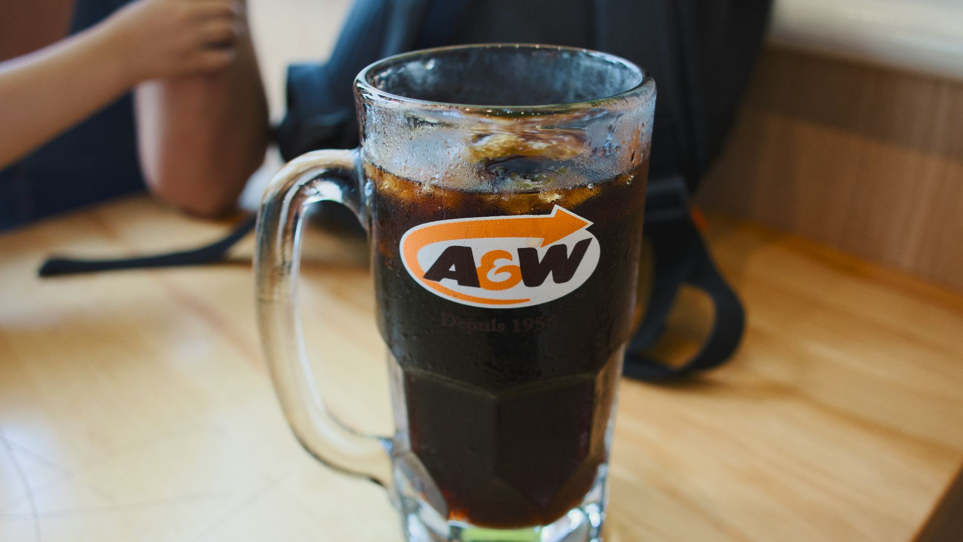 A mug of a&w root beer with ice