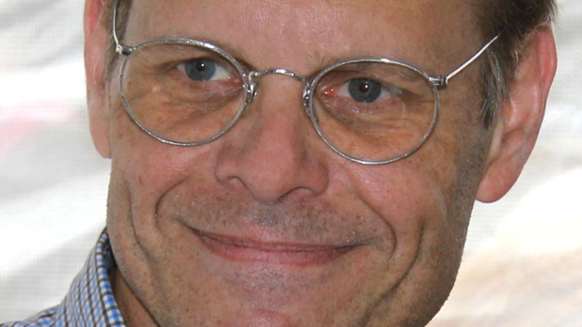 File:Alton brown 2011.jpg