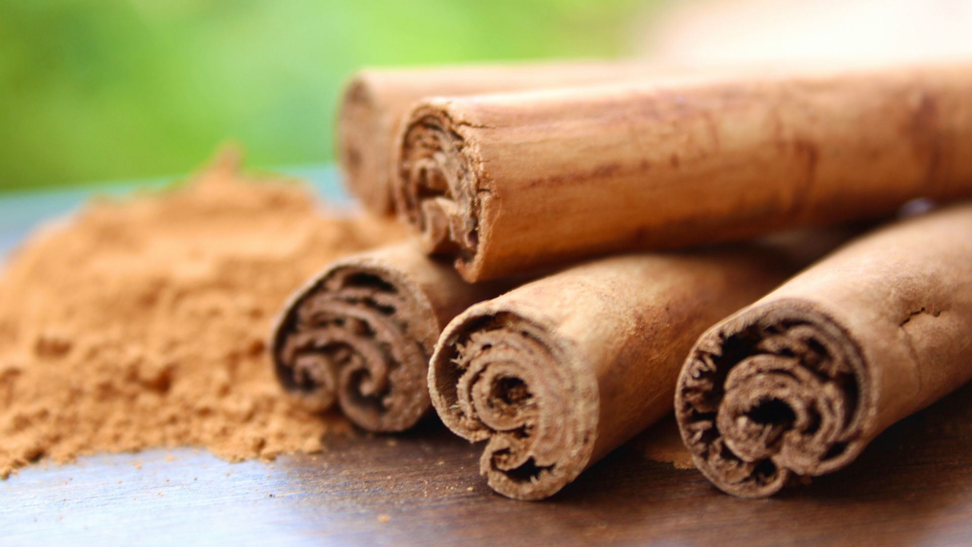 cinnamon sticks and cinnamon powder on a table